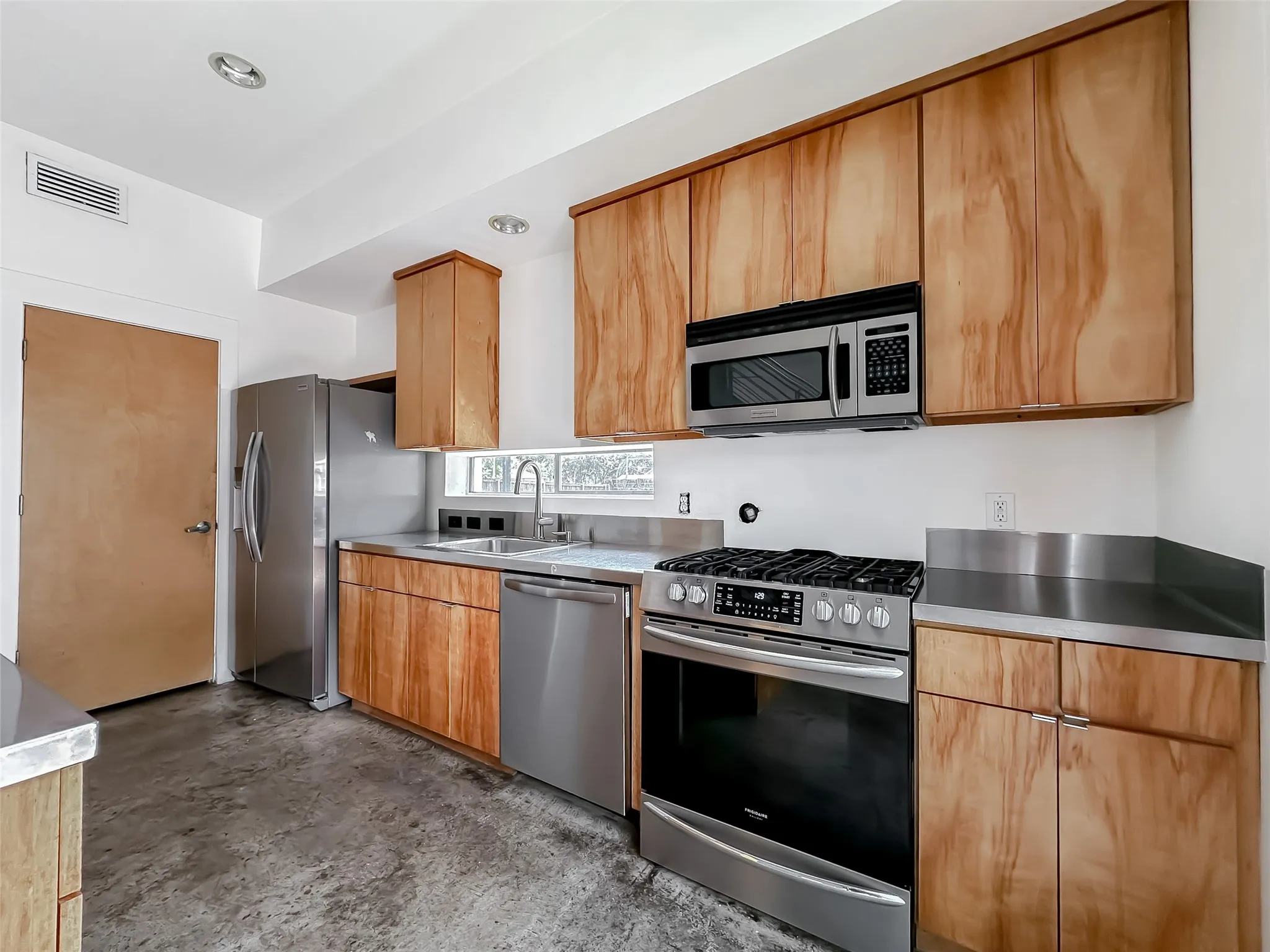 Single Family Residence For Rent in Dallas County , 417 S Beacon Street, Dallas, Texas 75223, 3 Bedroom, 2 Bathroom, Garage spaces, 1,656 Sqft, built in 2004, mls#21307861, Real Estate Agent in Dallas, Homes For Rent in Dallas county, Homes For Rent in Dallas, Realtor in Dallas Texas, Real Estate Brokerage Independent Realty Texas, Luminita Cordes Realtor