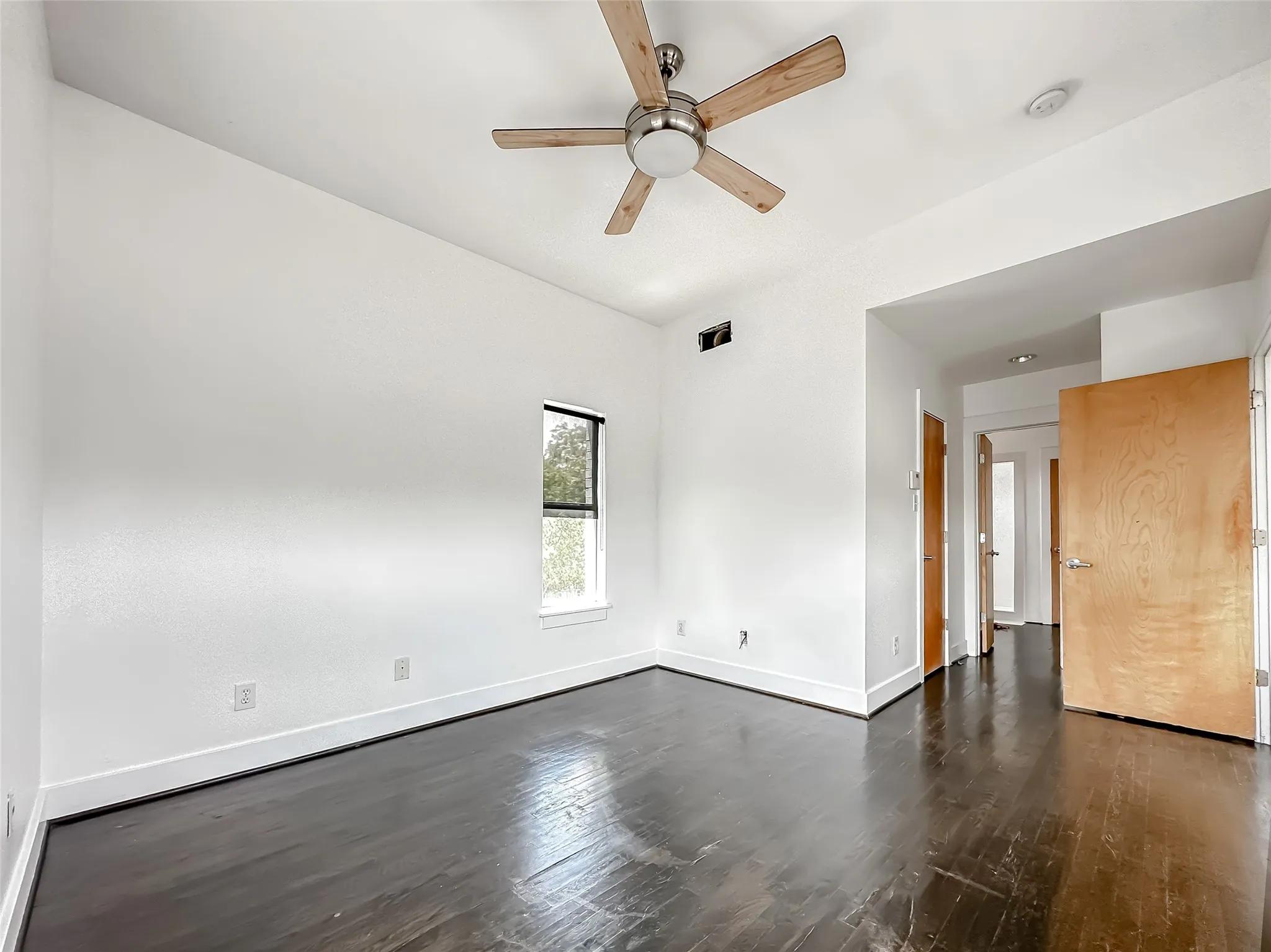 Single Family Residence For Rent in Dallas County , 417 S Beacon Street, Dallas, Texas 75223, 3 Bedroom, 2 Bathroom, Garage spaces, 1,656 Sqft, built in 2004, mls#21307861, Real Estate Agent in Dallas, Homes For Rent in Dallas county, Homes For Rent in Dallas, Realtor in Dallas Texas, Real Estate Brokerage Independent Realty Texas, Luminita Cordes Realtor