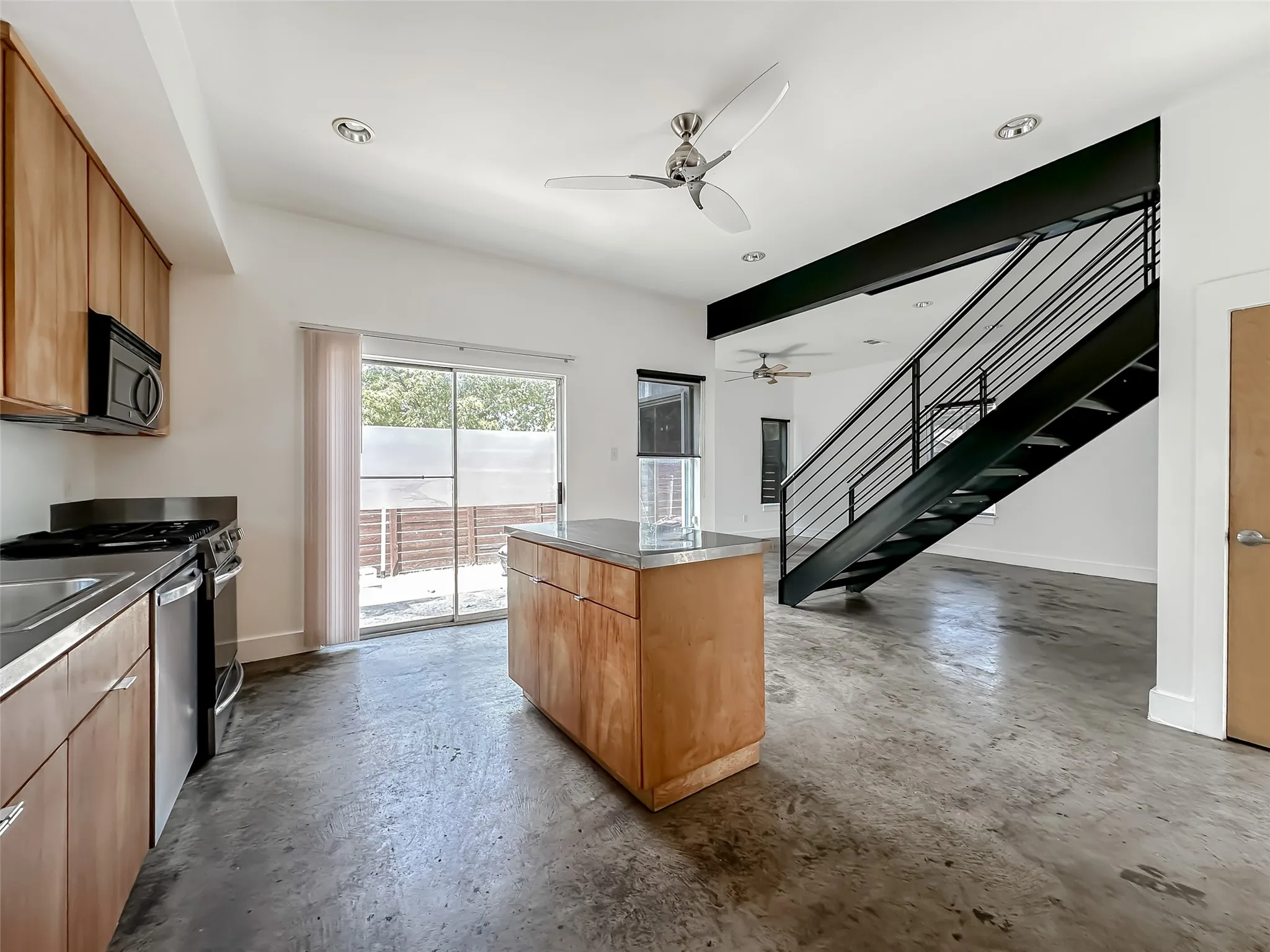 Single Family Residence For Rent in Dallas County , 417 S Beacon Street, Dallas, Texas 75223, 3 Bedroom, 2 Bathroom, Garage spaces, 1,656 Sqft, built in 2004, mls#21307861, Real Estate Agent in Dallas, Homes For Rent in Dallas county, Homes For Rent in Dallas, Realtor in Dallas Texas, Real Estate Brokerage Independent Realty Texas, Luminita Cordes Realtor