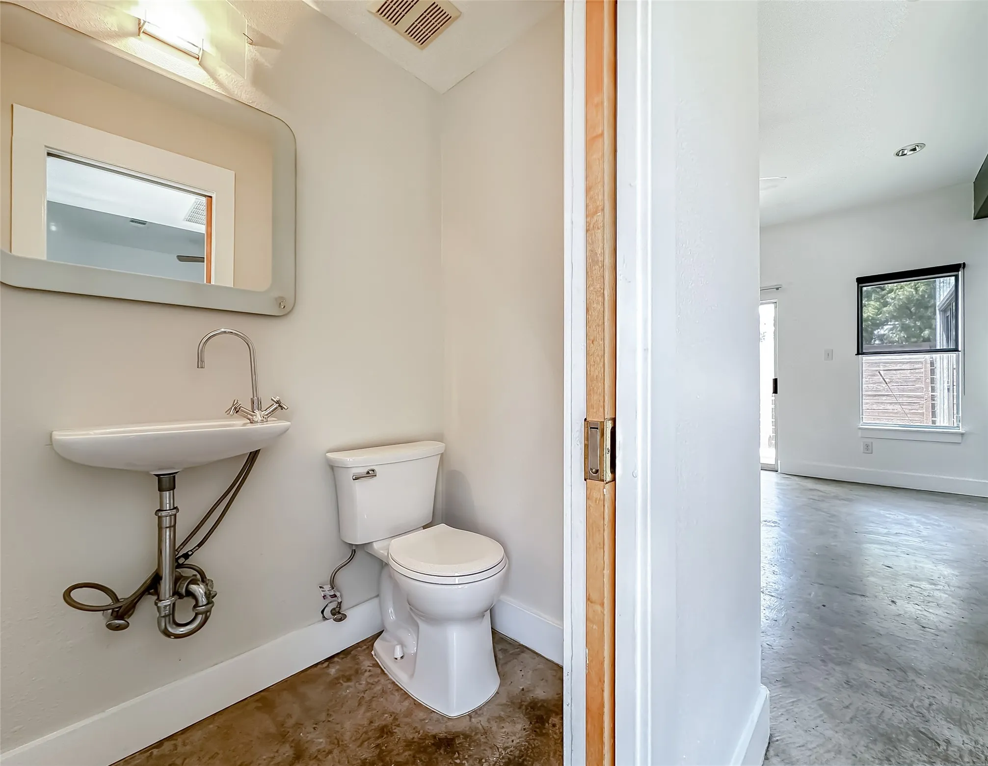 Single Family Residence For Rent in Dallas County , 417 S Beacon Street, Dallas, Texas 75223, 3 Bedroom, 2 Bathroom, Garage spaces, 1,656 Sqft, built in 2004, mls#21307861, Real Estate Agent in Dallas, Homes For Rent in Dallas county, Homes For Rent in Dallas, Realtor in Dallas Texas, Real Estate Brokerage Independent Realty Texas, Luminita Cordes Realtor