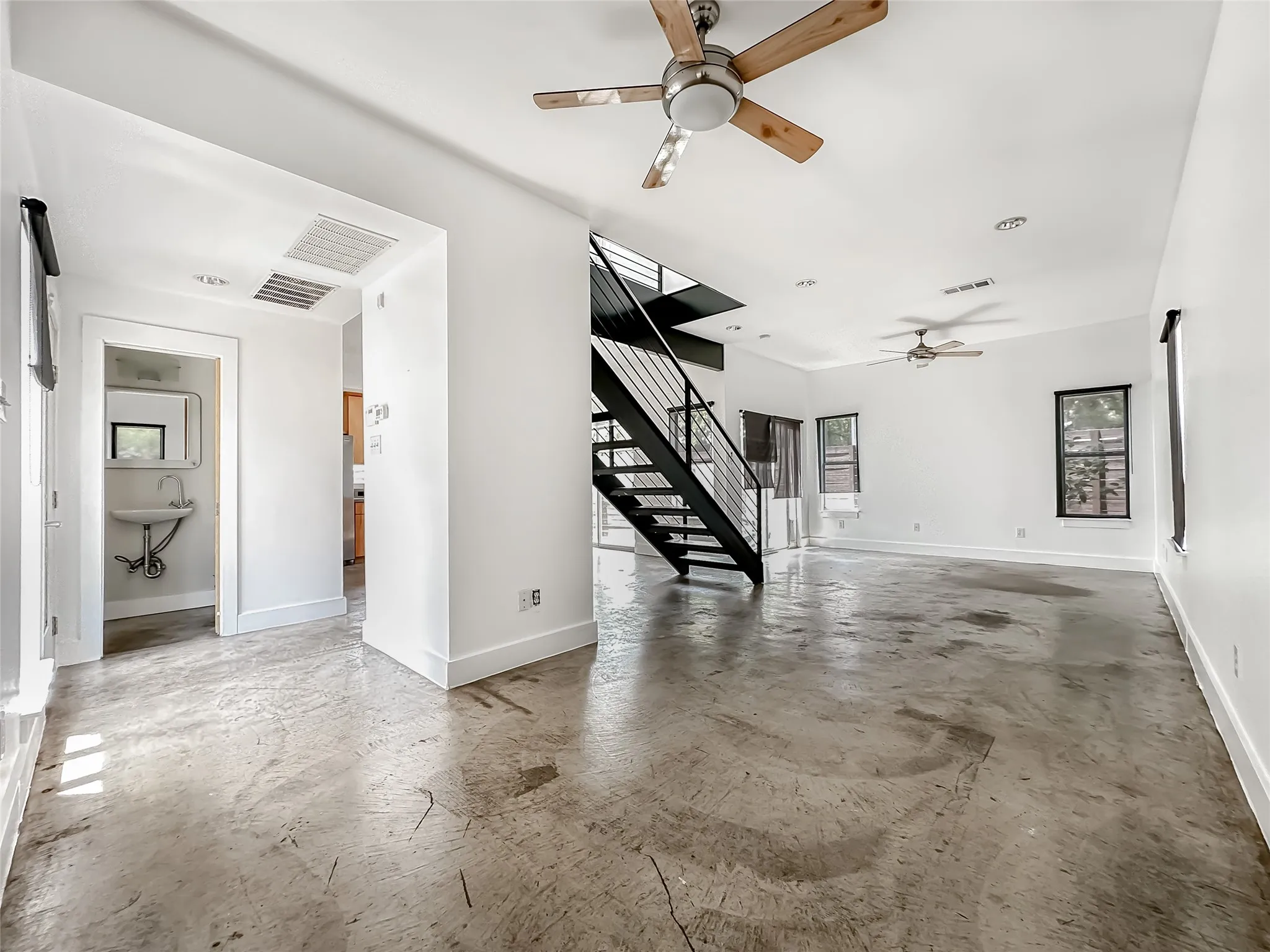 Single Family Residence For Rent in Dallas County , 417 S Beacon Street, Dallas, Texas 75223, 3 Bedroom, 2 Bathroom, Garage spaces, 1,656 Sqft, built in 2004, mls#21307861, Real Estate Agent in Dallas, Homes For Rent in Dallas county, Homes For Rent in Dallas, Realtor in Dallas Texas, Real Estate Brokerage Independent Realty Texas, Luminita Cordes Realtor