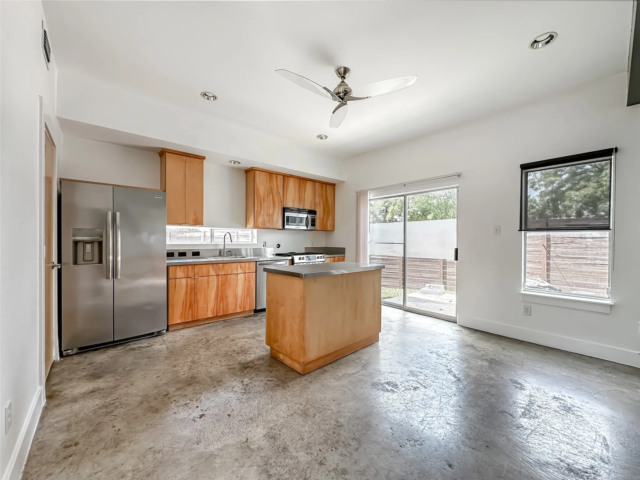 Single Family Residence For Rent in Dallas County , 417 S Beacon Street, Dallas, Texas 75223, 3 Bedroom, 2 Bathroom, Garage spaces, 1,656 Sqft, built in 2004, mls#21307861, Real Estate Agent in Dallas, Homes For Rent in Dallas county, Homes For Rent in Dallas, Realtor in Dallas Texas, Real Estate Brokerage Independent Realty Texas, Luminita Cordes Realtor