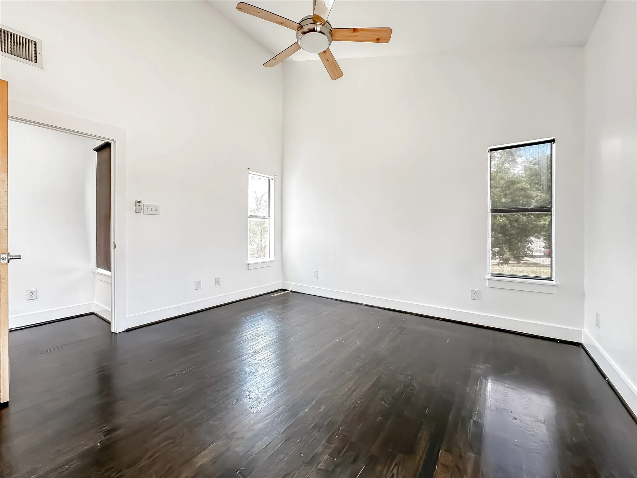 Single Family Residence For Rent in Dallas County , 417 S Beacon Street, Dallas, Texas 75223, 3 Bedroom, 2 Bathroom, Garage spaces, 1,656 Sqft, built in 2004, mls#21307861, Real Estate Agent in Dallas, Homes For Rent in Dallas county, Homes For Rent in Dallas, Realtor in Dallas Texas, Real Estate Brokerage Independent Realty Texas, Luminita Cordes Realtor