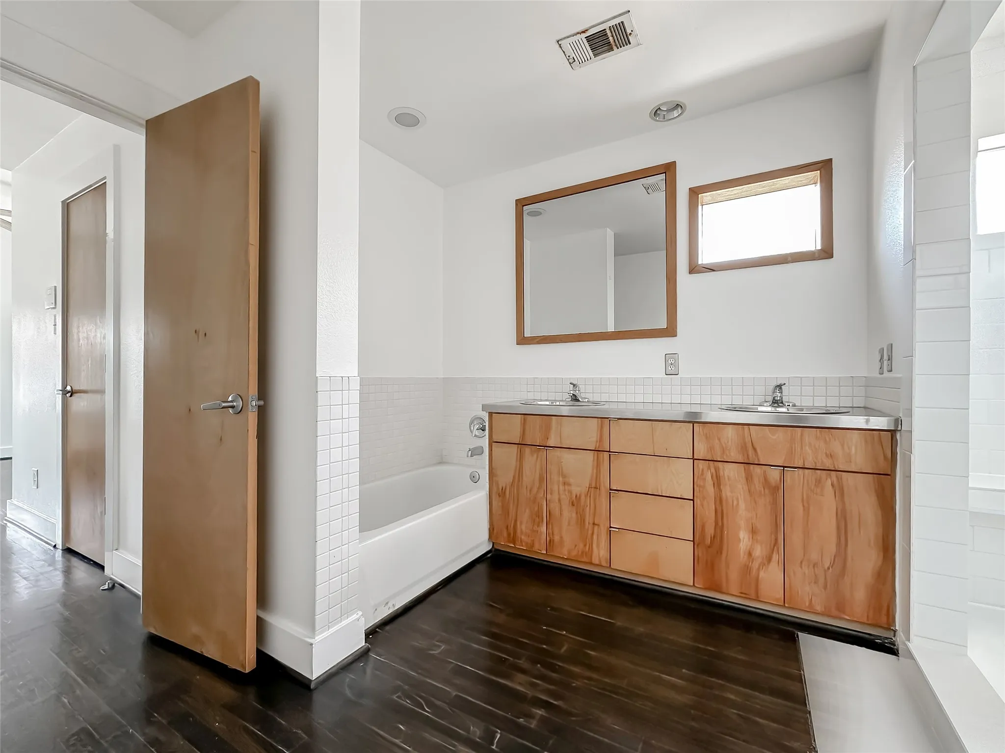Single Family Residence For Rent in Dallas County , 417 S Beacon Street, Dallas, Texas 75223, 3 Bedroom, 2 Bathroom, Garage spaces, 1,656 Sqft, built in 2004, mls#21307861, Real Estate Agent in Dallas, Homes For Rent in Dallas county, Homes For Rent in Dallas, Realtor in Dallas Texas, Real Estate Brokerage Independent Realty Texas, Luminita Cordes Realtor