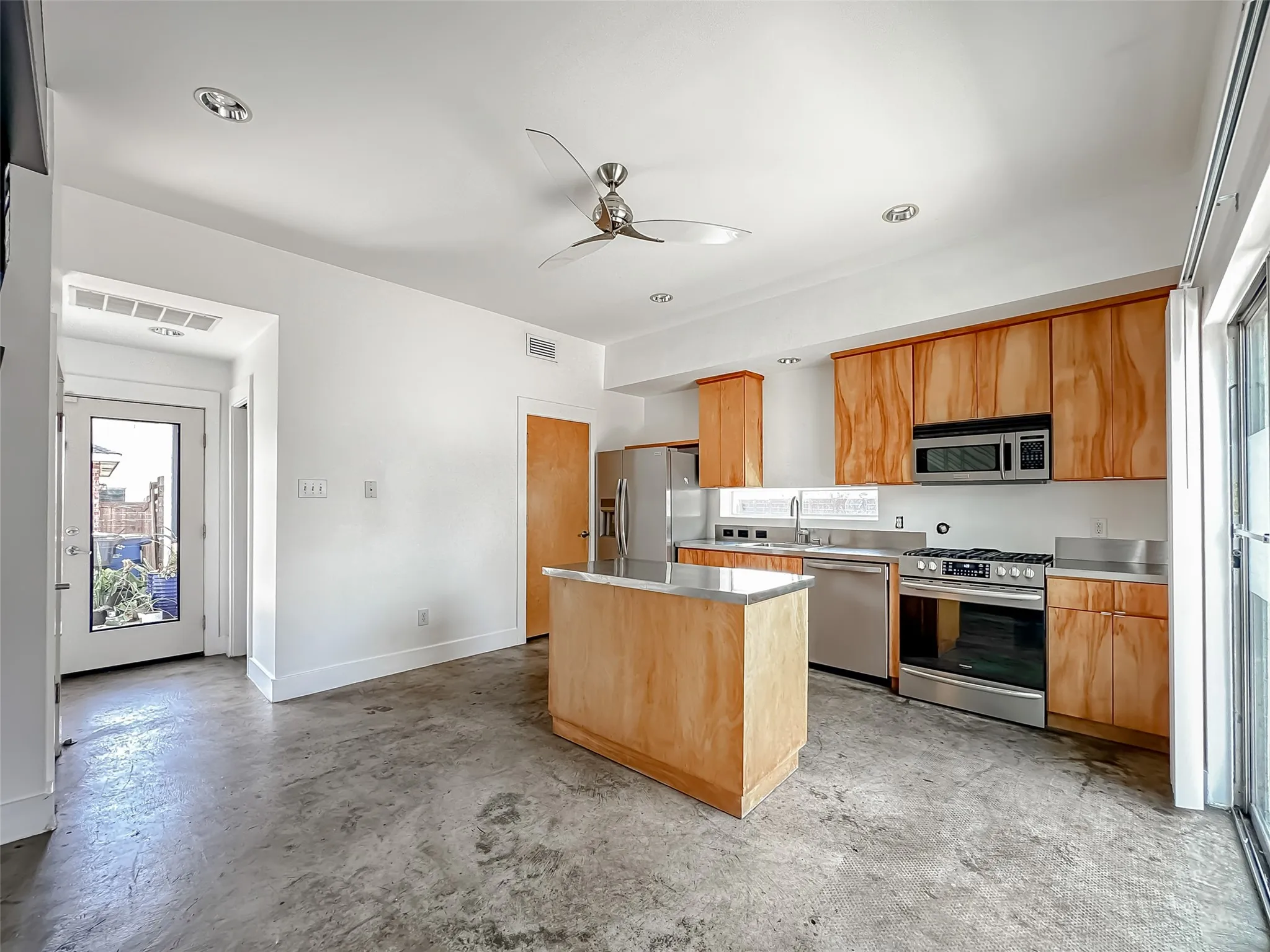 Single Family Residence For Rent in Dallas County , 417 S Beacon Street, Dallas, Texas 75223, 3 Bedroom, 2 Bathroom, Garage spaces, 1,656 Sqft, built in 2004, mls#21307861, Real Estate Agent in Dallas, Homes For Rent in Dallas county, Homes For Rent in Dallas, Realtor in Dallas Texas, Real Estate Brokerage Independent Realty Texas, Luminita Cordes Realtor