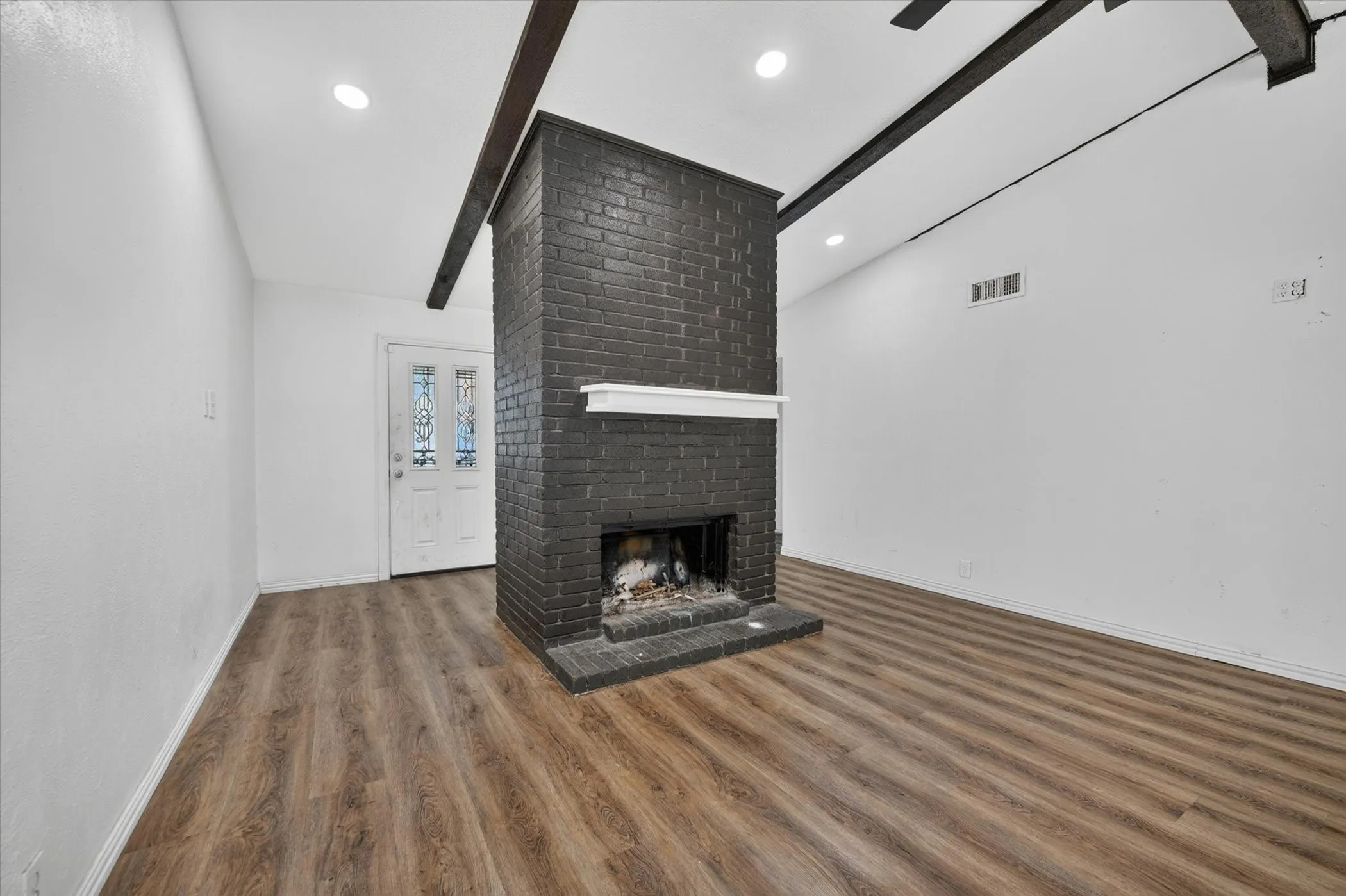 Single Family Residence For Sale in Tarrant County , 7209 Cleburne Road, Fort Worth, Texas 76133, 4 Bedroom, 2 Bathroom, 2 Garage spaces, 2,137 Sqft, built in 1979, mls#21343497, Real Estate Agent in Fort Worth, Homes For Sale in Tarrant county, Homes For Sale in Fort Worth, Realtor in Fort Worth Texas, Real Estate Brokerage Independent Realty Texas, Luminita Cordes Realtor
