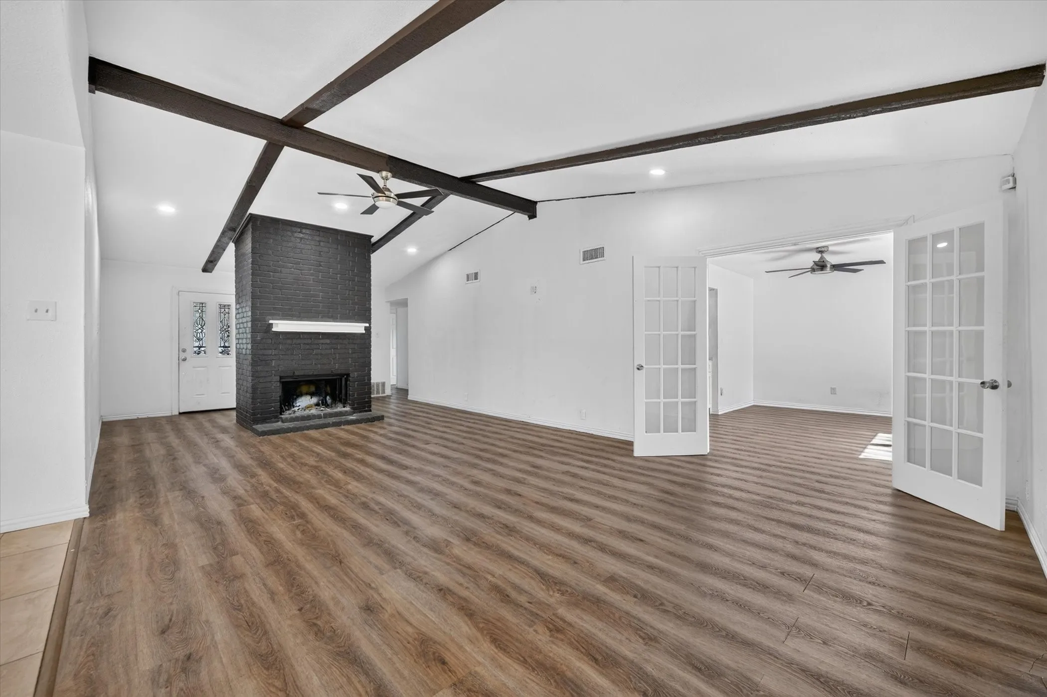 Single Family Residence For Sale in Tarrant County , 7209 Cleburne Road, Fort Worth, Texas 76133, 4 Bedroom, 2 Bathroom, 2 Garage spaces, 2,137 Sqft, built in 1979, mls#21343497, Real Estate Agent in Fort Worth, Homes For Sale in Tarrant county, Homes For Sale in Fort Worth, Realtor in Fort Worth Texas, Real Estate Brokerage Independent Realty Texas, Luminita Cordes Realtor