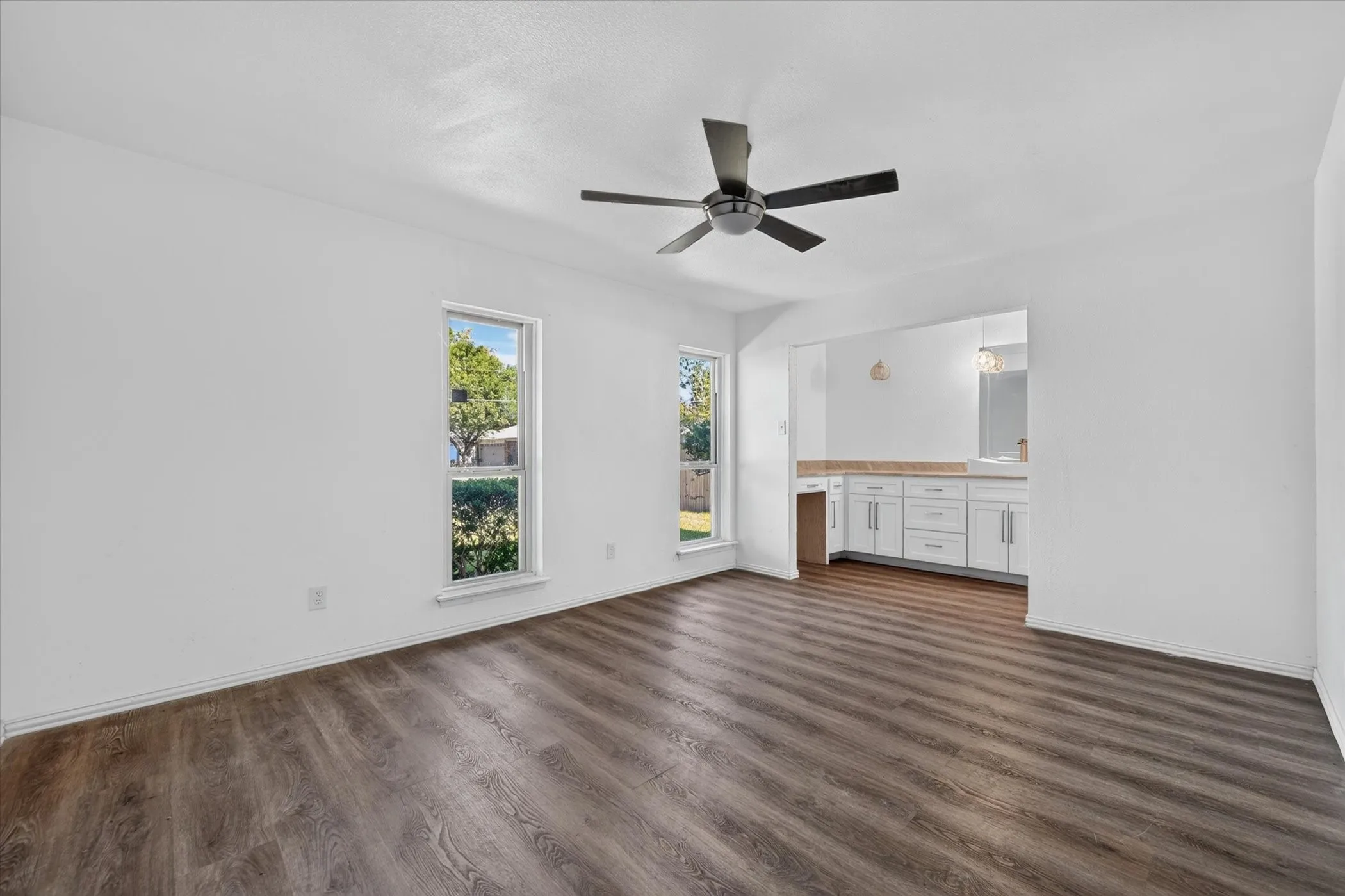 Single Family Residence For Sale in Tarrant County , 7209 Cleburne Road, Fort Worth, Texas 76133, 4 Bedroom, 2 Bathroom, 2 Garage spaces, 2,137 Sqft, built in 1979, mls#21343497, Real Estate Agent in Fort Worth, Homes For Sale in Tarrant county, Homes For Sale in Fort Worth, Realtor in Fort Worth Texas, Real Estate Brokerage Independent Realty Texas, Luminita Cordes Realtor