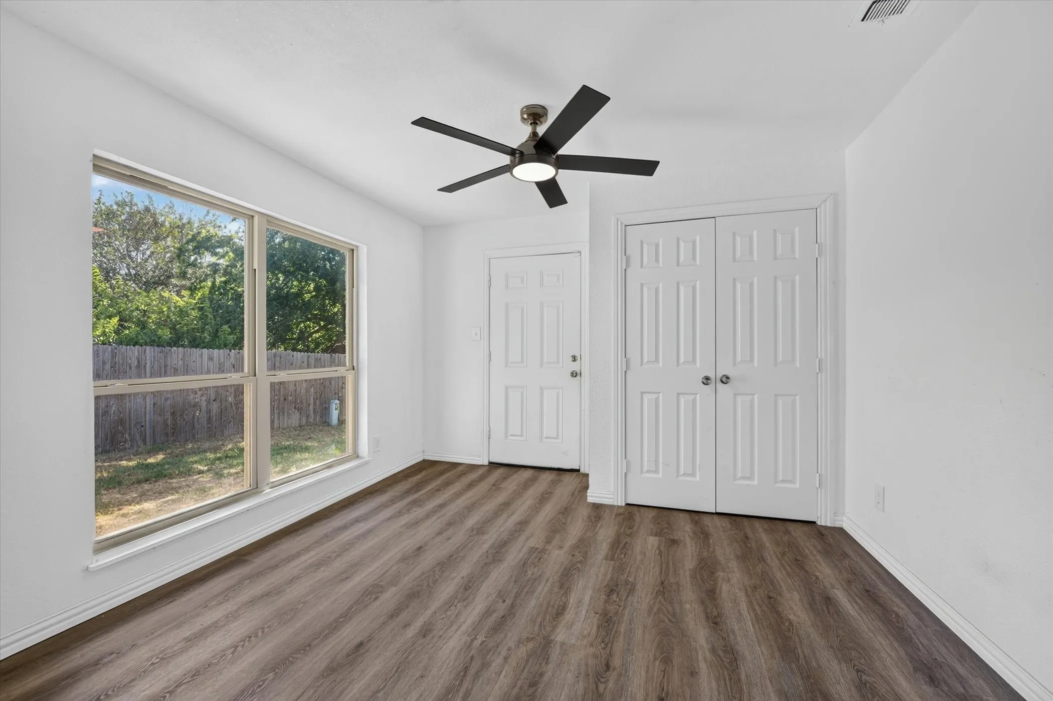 Single Family Residence For Sale in Tarrant County , 7209 Cleburne Road, Fort Worth, Texas 76133, 4 Bedroom, 2 Bathroom, 2 Garage spaces, 2,137 Sqft, built in 1979, mls#21343497, Real Estate Agent in Fort Worth, Homes For Sale in Tarrant county, Homes For Sale in Fort Worth, Realtor in Fort Worth Texas, Real Estate Brokerage Independent Realty Texas, Luminita Cordes Realtor