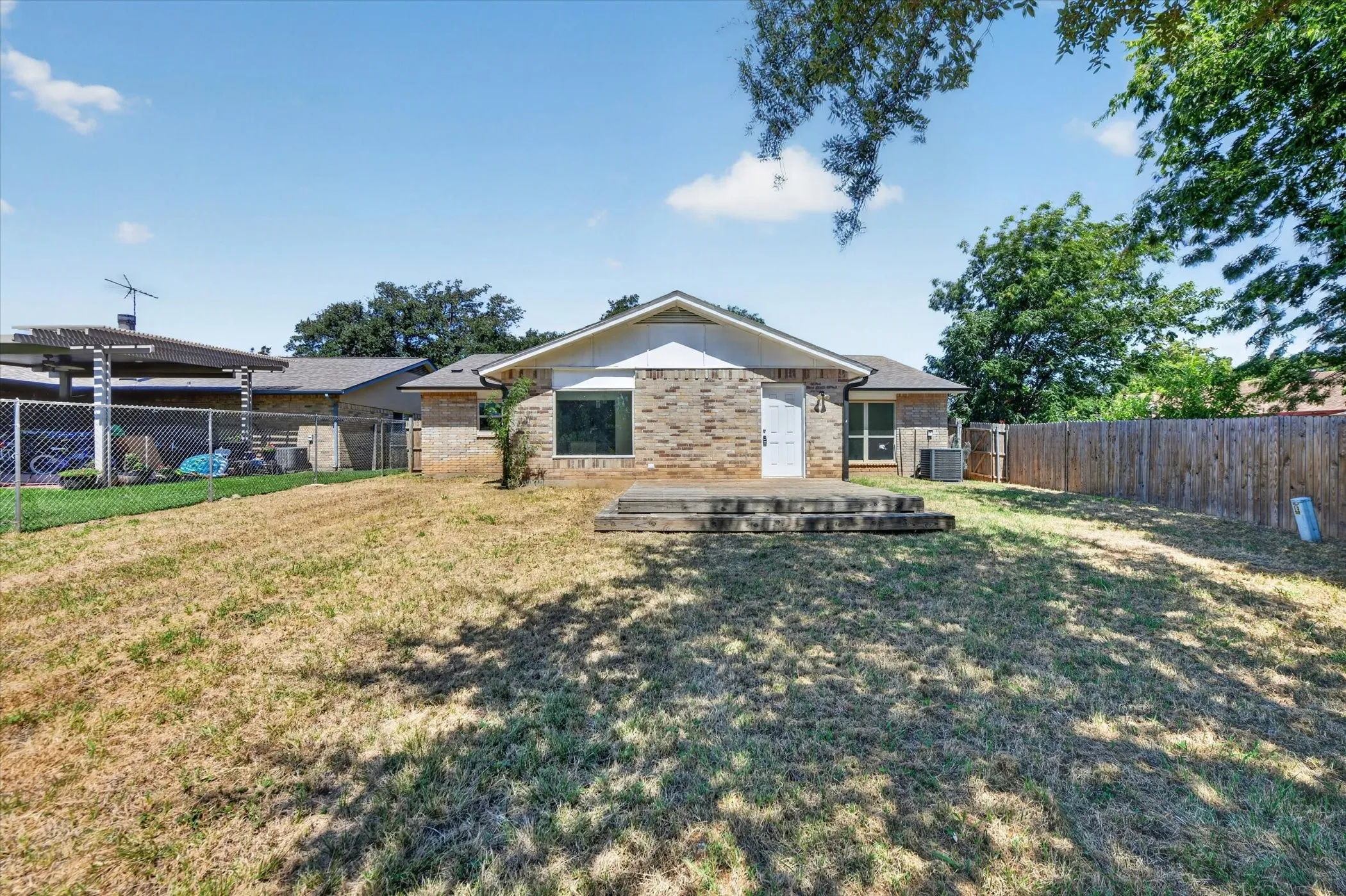 Single Family Residence For Sale in Tarrant County , 7209 Cleburne Road, Fort Worth, Texas 76133, 4 Bedroom, 2 Bathroom, 2 Garage spaces, 2,137 Sqft, built in 1979, mls#21343497, Real Estate Agent in Fort Worth, Homes For Sale in Tarrant county, Homes For Sale in Fort Worth, Realtor in Fort Worth Texas, Real Estate Brokerage Independent Realty Texas, Luminita Cordes Realtor