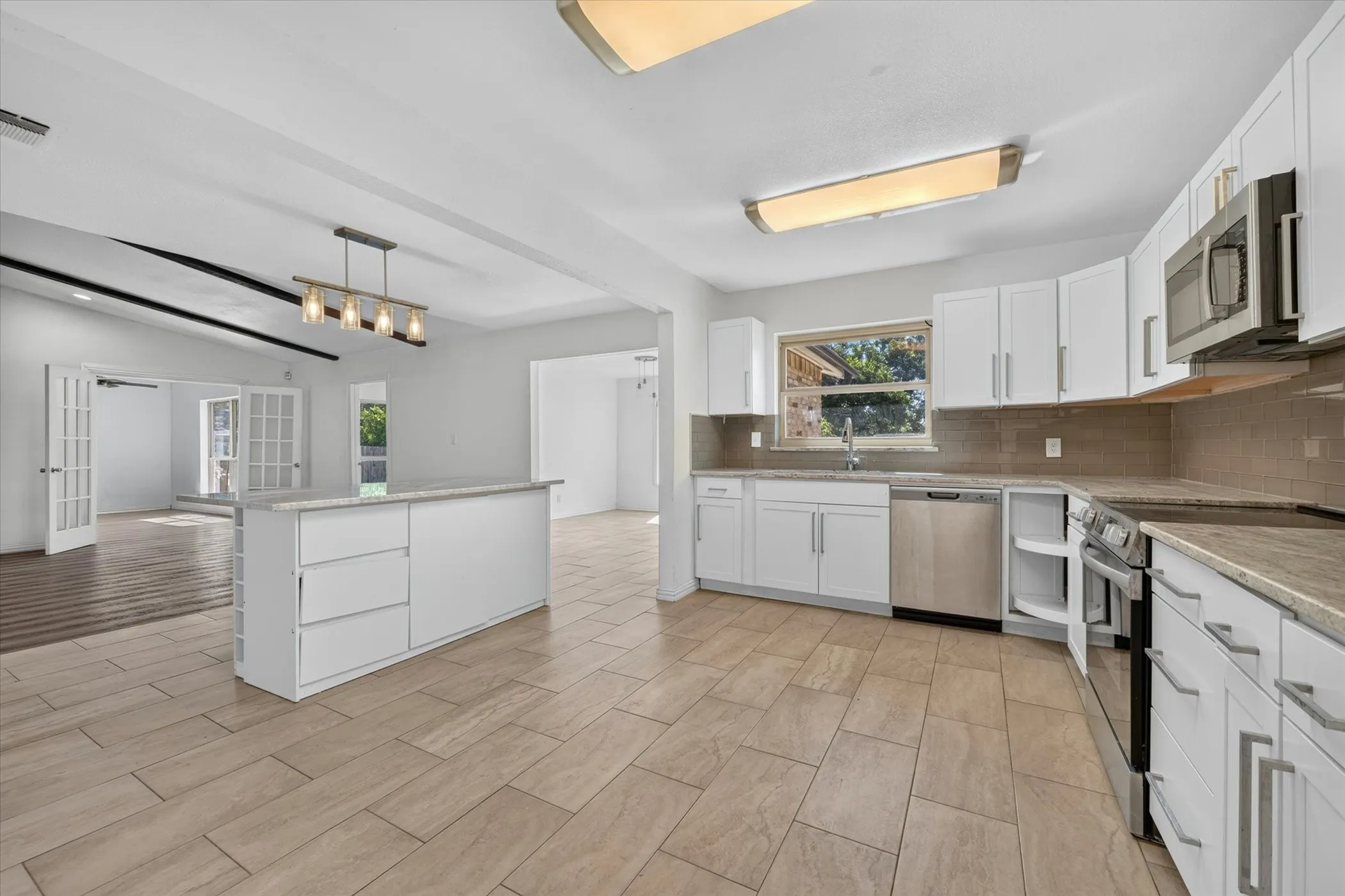 Single Family Residence For Sale in Tarrant County , 7209 Cleburne Road, Fort Worth, Texas 76133, 4 Bedroom, 2 Bathroom, 2 Garage spaces, 2,137 Sqft, built in 1979, mls#21343497, Real Estate Agent in Fort Worth, Homes For Sale in Tarrant county, Homes For Sale in Fort Worth, Realtor in Fort Worth Texas, Real Estate Brokerage Independent Realty Texas, Luminita Cordes Realtor