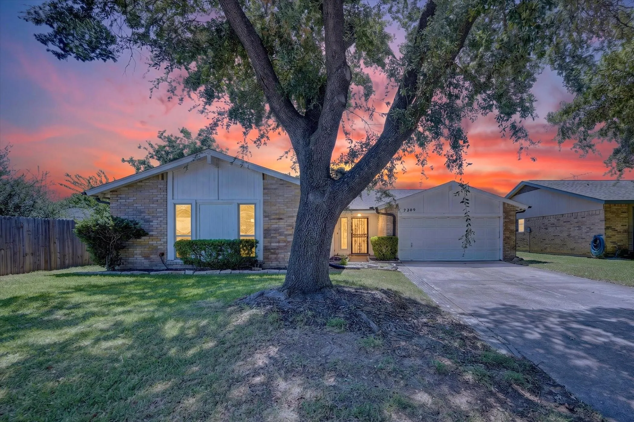 Single Family Residence For Sale in Tarrant County , 7209 Cleburne Road, Fort Worth, Texas 76133, 4 Bedroom, 2 Bathroom, 2 Garage spaces, 2,137 Sqft, built in 1979, mls#21343497, Real Estate Agent in Fort Worth, Homes For Sale in Tarrant county, Homes For Sale in Fort Worth, Realtor in Fort Worth Texas, Real Estate Brokerage Independent Realty Texas, Luminita Cordes Realtor