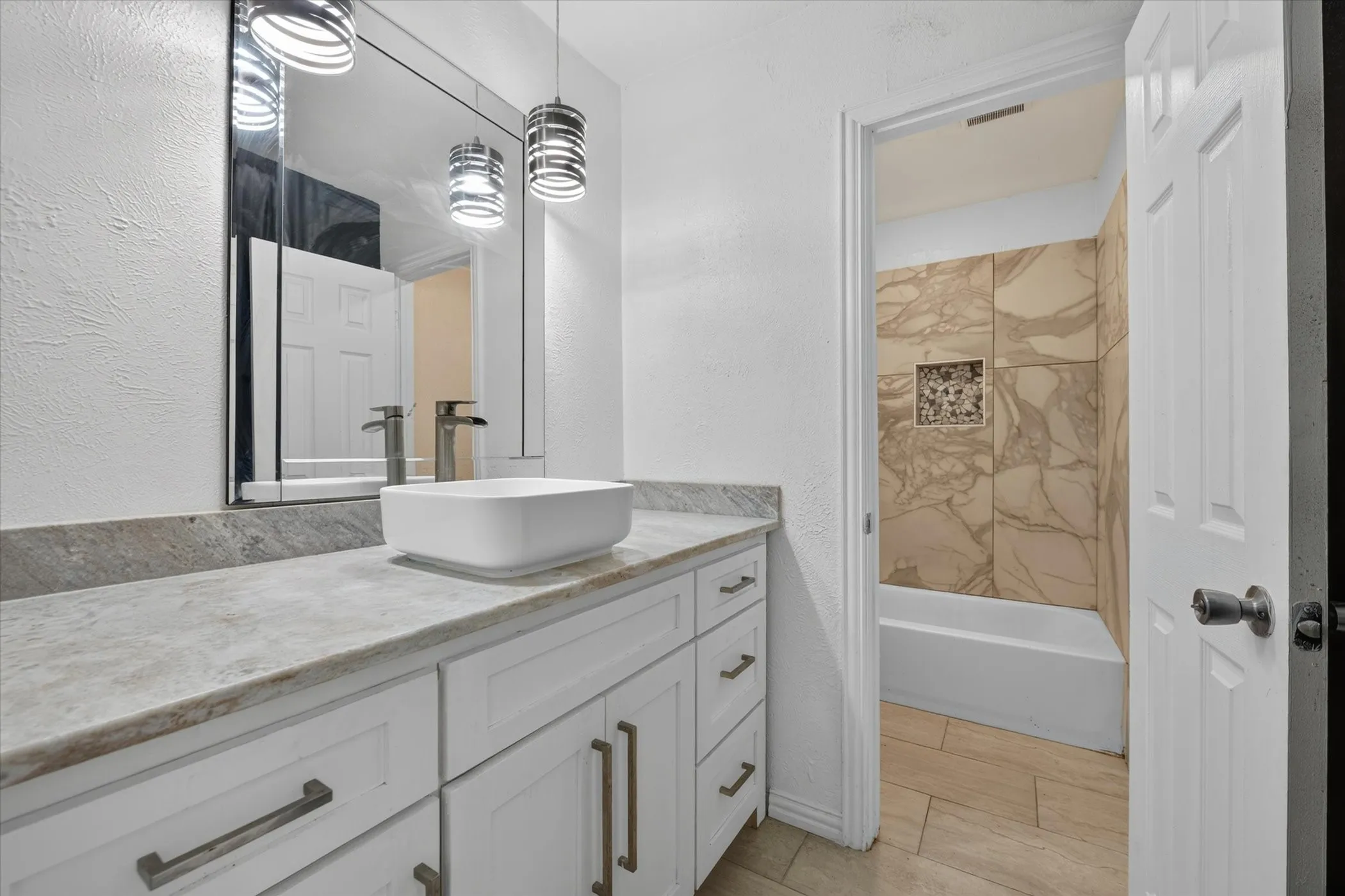 Single Family Residence For Sale in Tarrant County , 7209 Cleburne Road, Fort Worth, Texas 76133, 4 Bedroom, 2 Bathroom, 2 Garage spaces, 2,137 Sqft, built in 1979, mls#21343497, Real Estate Agent in Fort Worth, Homes For Sale in Tarrant county, Homes For Sale in Fort Worth, Realtor in Fort Worth Texas, Real Estate Brokerage Independent Realty Texas, Luminita Cordes Realtor