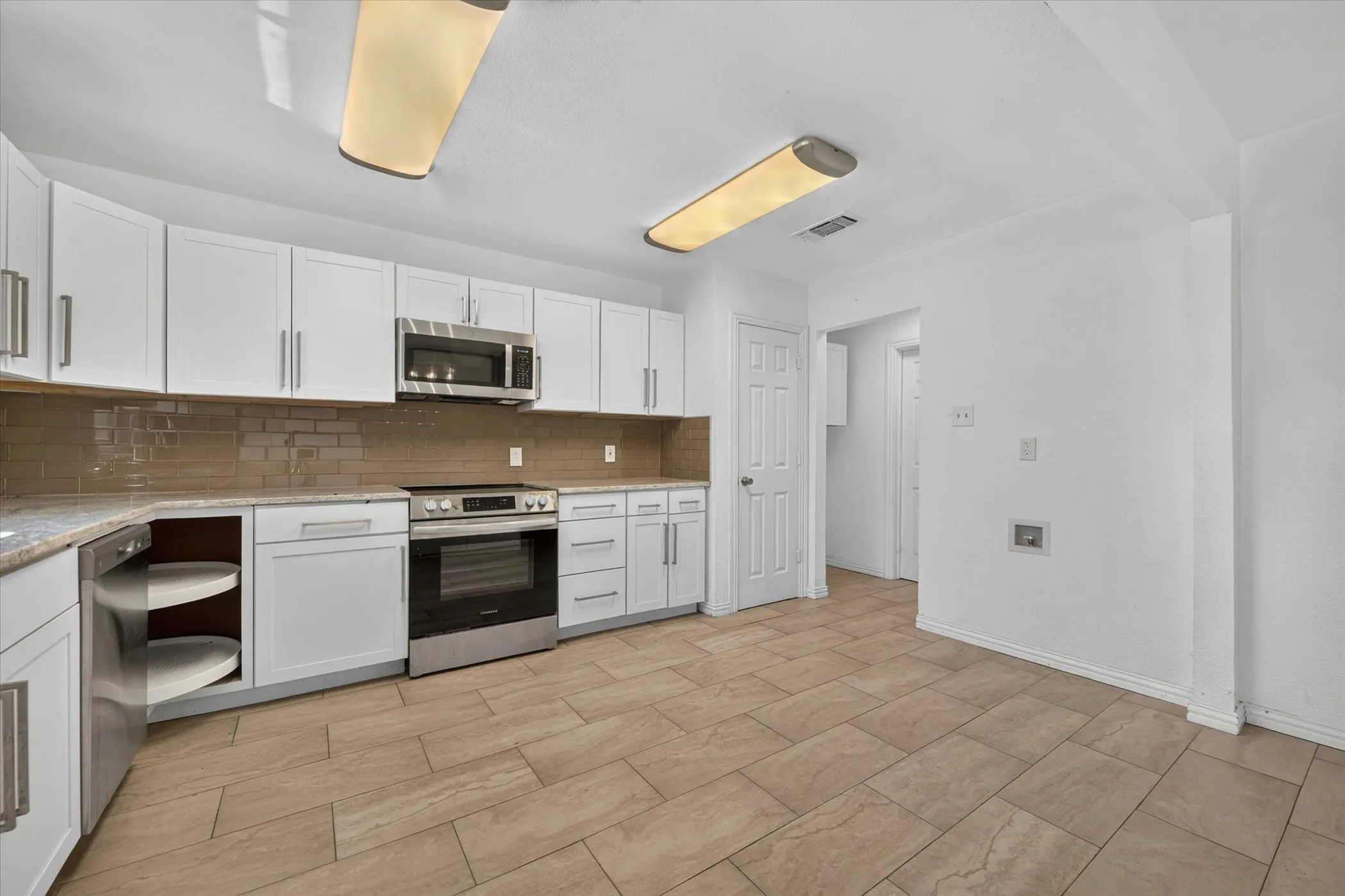 Single Family Residence For Sale in Tarrant County , 7209 Cleburne Road, Fort Worth, Texas 76133, 4 Bedroom, 2 Bathroom, 2 Garage spaces, 2,137 Sqft, built in 1979, mls#21343497, Real Estate Agent in Fort Worth, Homes For Sale in Tarrant county, Homes For Sale in Fort Worth, Realtor in Fort Worth Texas, Real Estate Brokerage Independent Realty Texas, Luminita Cordes Realtor