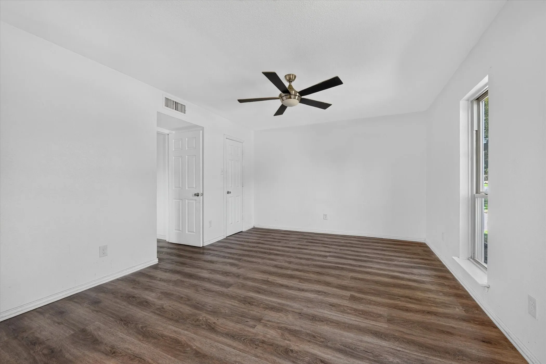 Single Family Residence For Sale in Tarrant County , 7209 Cleburne Road, Fort Worth, Texas 76133, 4 Bedroom, 2 Bathroom, 2 Garage spaces, 2,137 Sqft, built in 1979, mls#21343497, Real Estate Agent in Fort Worth, Homes For Sale in Tarrant county, Homes For Sale in Fort Worth, Realtor in Fort Worth Texas, Real Estate Brokerage Independent Realty Texas, Luminita Cordes Realtor