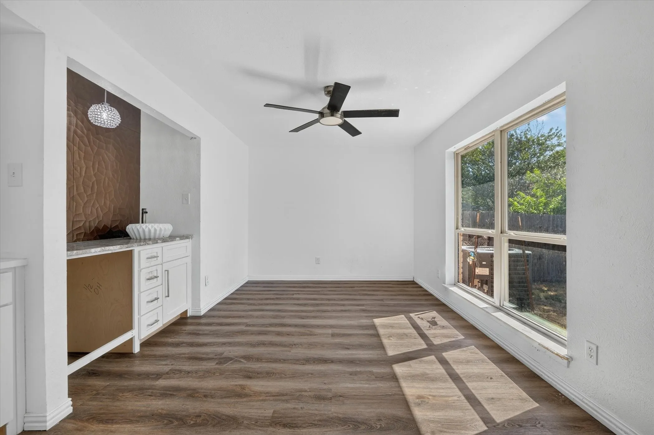 Single Family Residence For Sale in Tarrant County , 7209 Cleburne Road, Fort Worth, Texas 76133, 4 Bedroom, 2 Bathroom, 2 Garage spaces, 2,137 Sqft, built in 1979, mls#21343497, Real Estate Agent in Fort Worth, Homes For Sale in Tarrant county, Homes For Sale in Fort Worth, Realtor in Fort Worth Texas, Real Estate Brokerage Independent Realty Texas, Luminita Cordes Realtor