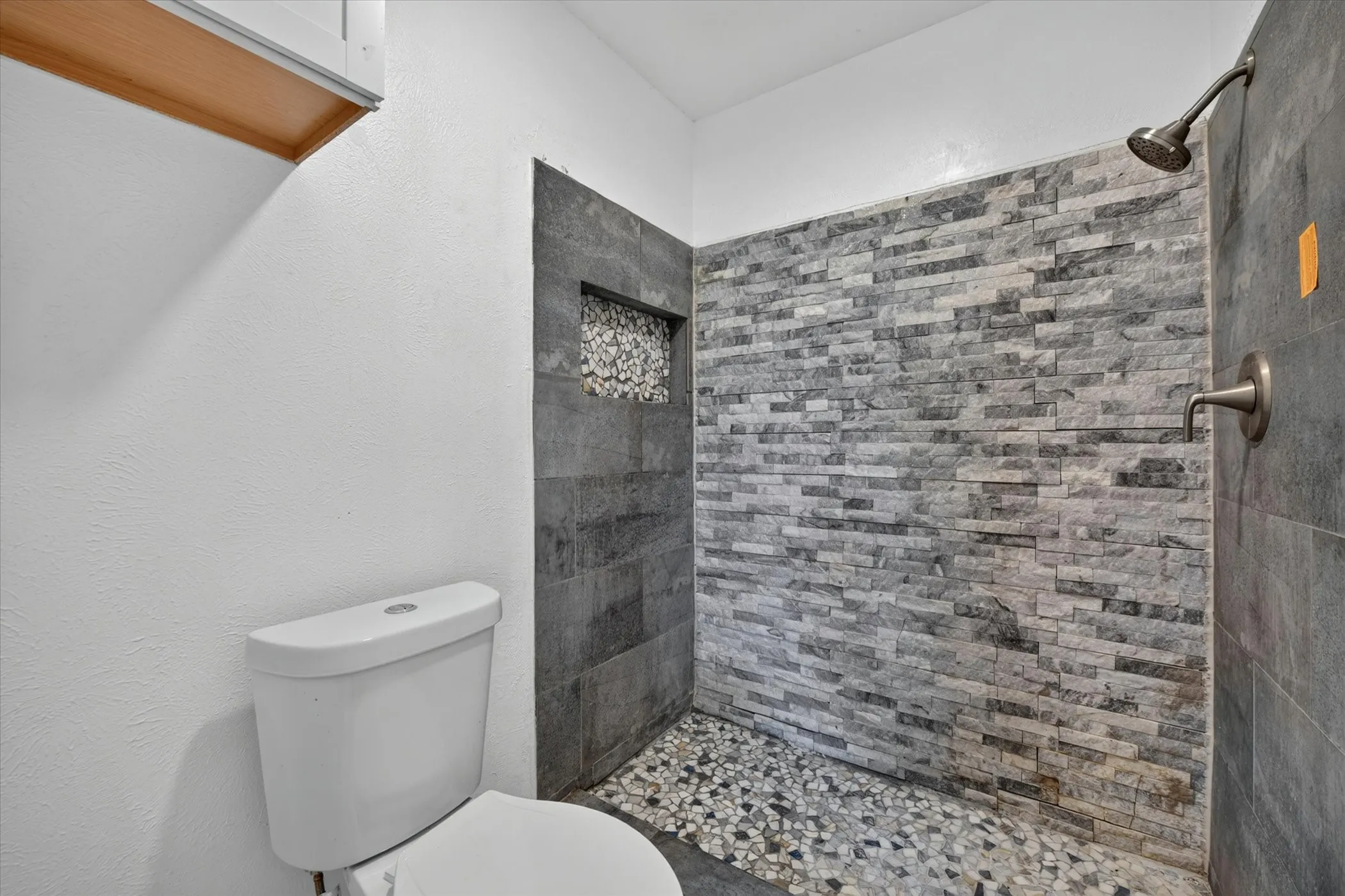 Single Family Residence For Sale in Tarrant County , 7209 Cleburne Road, Fort Worth, Texas 76133, 4 Bedroom, 2 Bathroom, 2 Garage spaces, 2,137 Sqft, built in 1979, mls#21343497, Real Estate Agent in Fort Worth, Homes For Sale in Tarrant county, Homes For Sale in Fort Worth, Realtor in Fort Worth Texas, Real Estate Brokerage Independent Realty Texas, Luminita Cordes Realtor