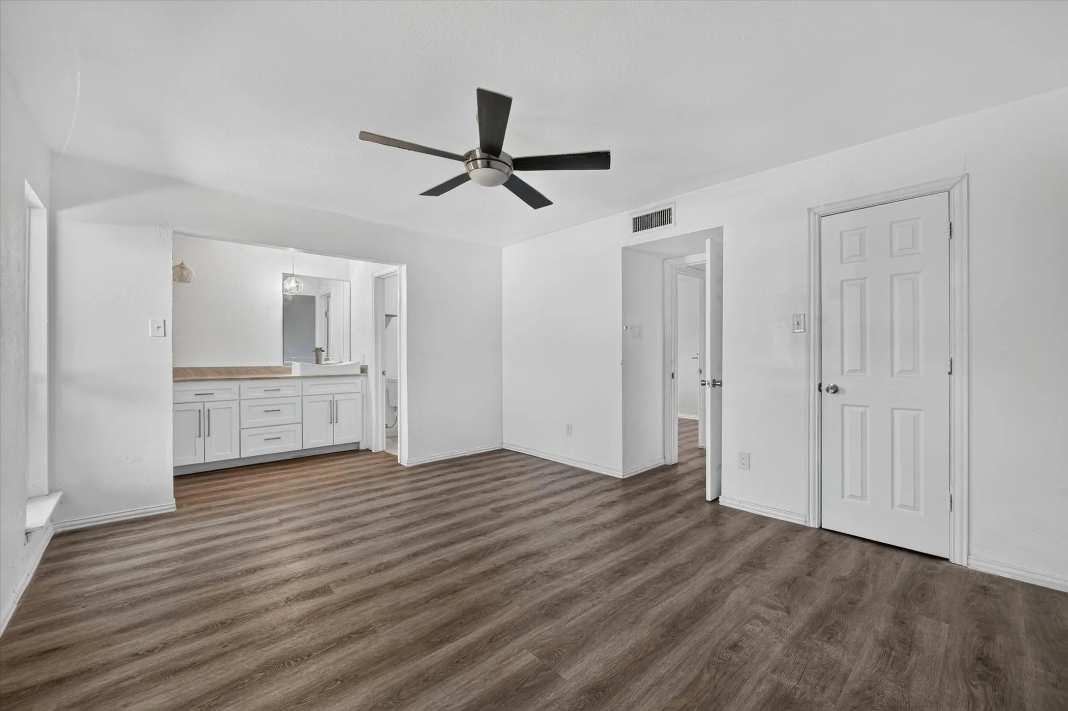 Single Family Residence For Sale in Tarrant County , 7209 Cleburne Road, Fort Worth, Texas 76133, 4 Bedroom, 2 Bathroom, 2 Garage spaces, 2,137 Sqft, built in 1979, mls#21343497, Real Estate Agent in Fort Worth, Homes For Sale in Tarrant county, Homes For Sale in Fort Worth, Realtor in Fort Worth Texas, Real Estate Brokerage Independent Realty Texas, Luminita Cordes Realtor