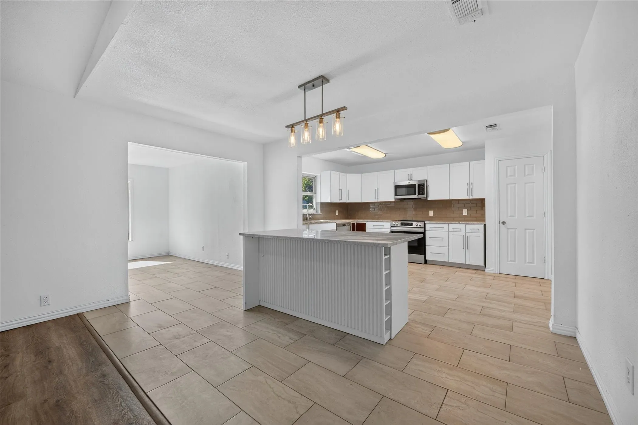 Single Family Residence For Sale in Tarrant County , 7209 Cleburne Road, Fort Worth, Texas 76133, 4 Bedroom, 2 Bathroom, 2 Garage spaces, 2,137 Sqft, built in 1979, mls#21343497, Real Estate Agent in Fort Worth, Homes For Sale in Tarrant county, Homes For Sale in Fort Worth, Realtor in Fort Worth Texas, Real Estate Brokerage Independent Realty Texas, Luminita Cordes Realtor