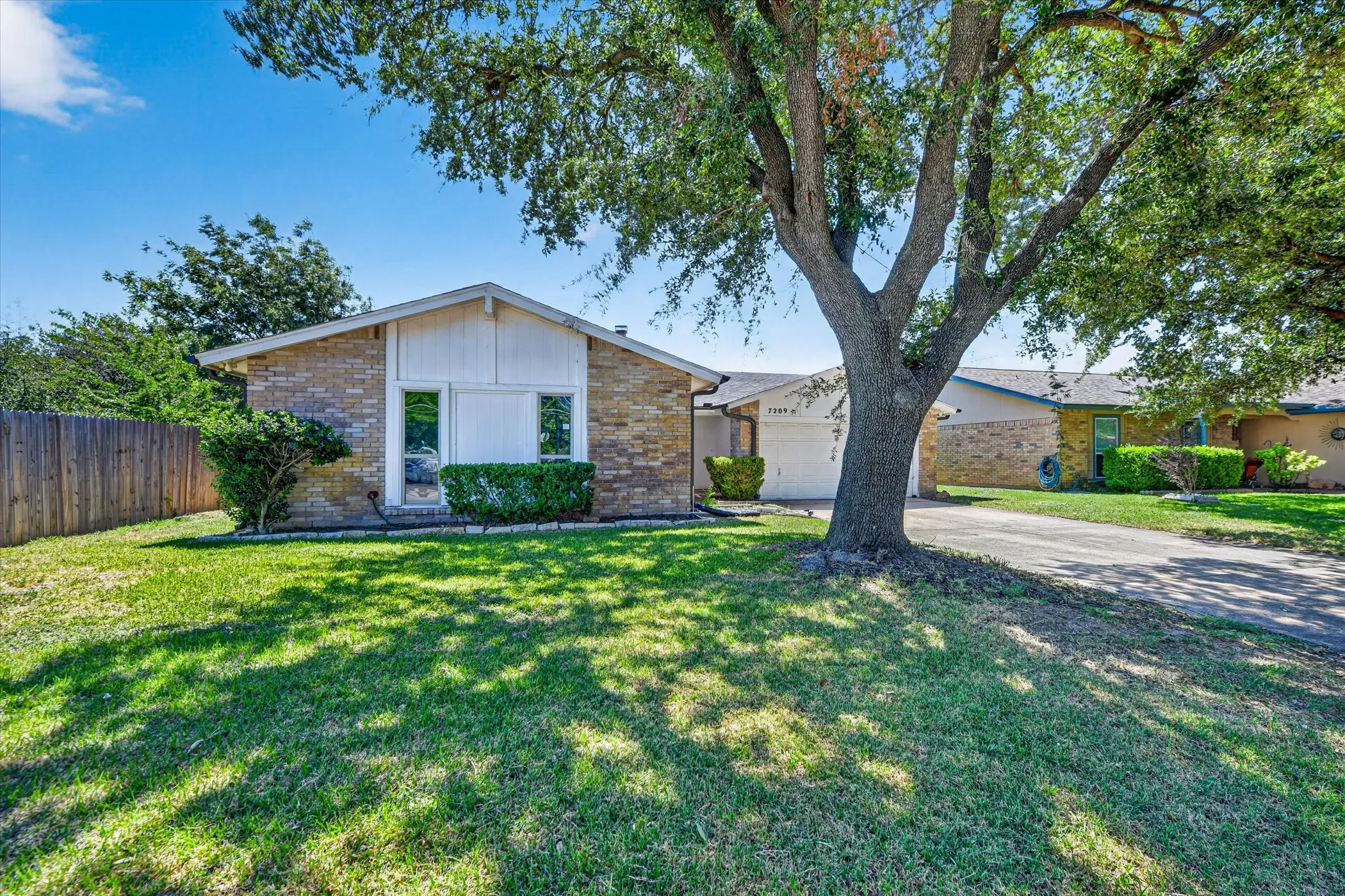 Single Family Residence For Sale in Tarrant County , 7209 Cleburne Road, Fort Worth, Texas 76133, 4 Bedroom, 2 Bathroom, 2 Garage spaces, 2,137 Sqft, built in 1979, mls#21343497, Real Estate Agent in Fort Worth, Homes For Sale in Tarrant county, Homes For Sale in Fort Worth, Realtor in Fort Worth Texas, Real Estate Brokerage Independent Realty Texas, Luminita Cordes Realtor