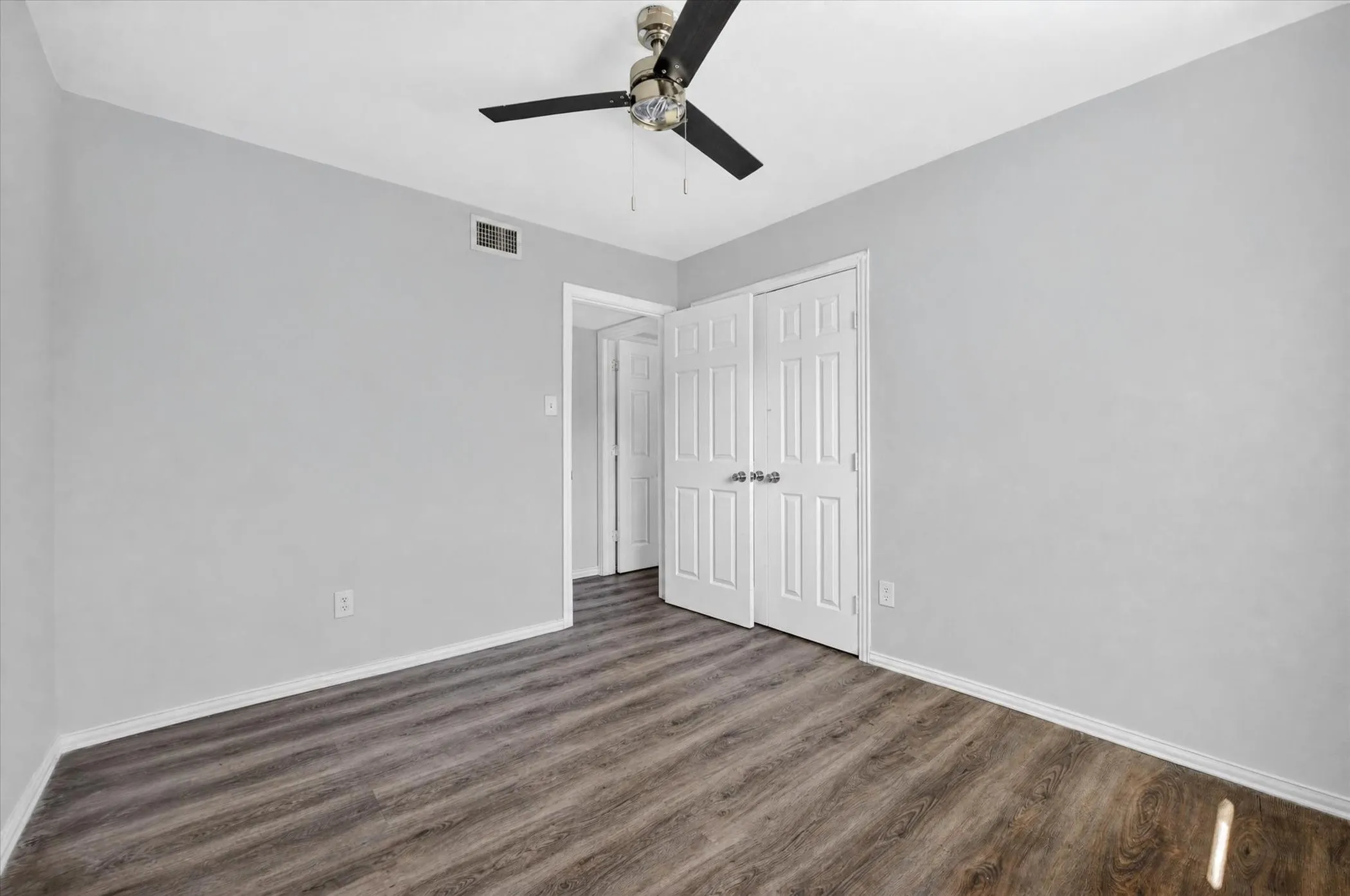 Single Family Residence For Sale in Tarrant County , 7209 Cleburne Road, Fort Worth, Texas 76133, 4 Bedroom, 2 Bathroom, 2 Garage spaces, 2,137 Sqft, built in 1979, mls#21343497, Real Estate Agent in Fort Worth, Homes For Sale in Tarrant county, Homes For Sale in Fort Worth, Realtor in Fort Worth Texas, Real Estate Brokerage Independent Realty Texas, Luminita Cordes Realtor