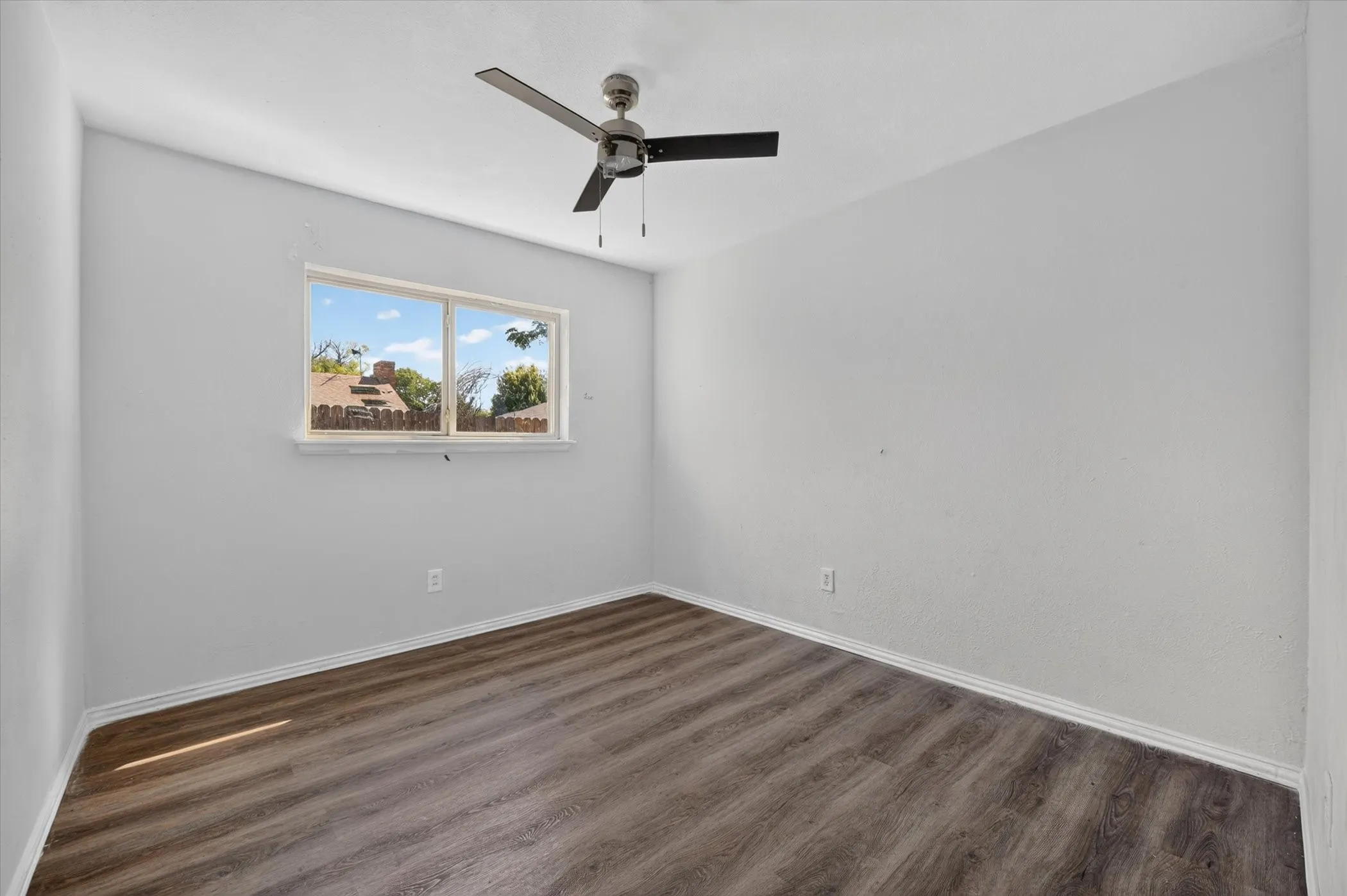 Single Family Residence For Sale in Tarrant County , 7209 Cleburne Road, Fort Worth, Texas 76133, 4 Bedroom, 2 Bathroom, 2 Garage spaces, 2,137 Sqft, built in 1979, mls#21343497, Real Estate Agent in Fort Worth, Homes For Sale in Tarrant county, Homes For Sale in Fort Worth, Realtor in Fort Worth Texas, Real Estate Brokerage Independent Realty Texas, Luminita Cordes Realtor