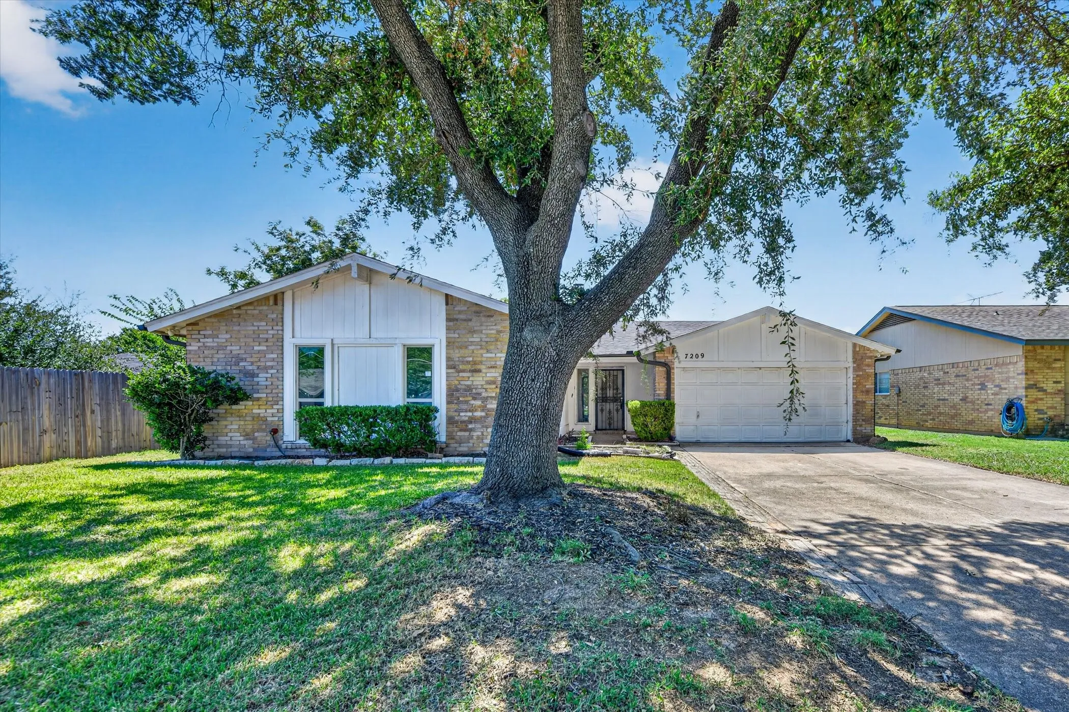 Single Family Residence For Sale in Tarrant County , 7209 Cleburne Road, Fort Worth, Texas 76133, 4 Bedroom, 2 Bathroom, 2 Garage spaces, 2,137 Sqft, built in 1979, mls#21343497, Real Estate Agent in Fort Worth, Homes For Sale in Tarrant county, Homes For Sale in Fort Worth, Realtor in Fort Worth Texas, Real Estate Brokerage Independent Realty Texas, Luminita Cordes Realtor