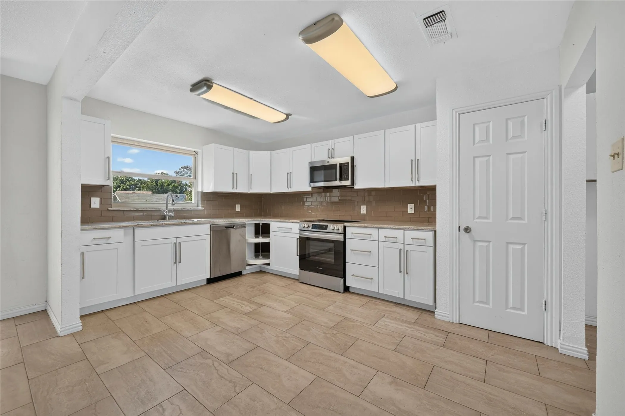 Single Family Residence For Sale in Tarrant County , 7209 Cleburne Road, Fort Worth, Texas 76133, 4 Bedroom, 2 Bathroom, 2 Garage spaces, 2,137 Sqft, built in 1979, mls#21343497, Real Estate Agent in Fort Worth, Homes For Sale in Tarrant county, Homes For Sale in Fort Worth, Realtor in Fort Worth Texas, Real Estate Brokerage Independent Realty Texas, Luminita Cordes Realtor