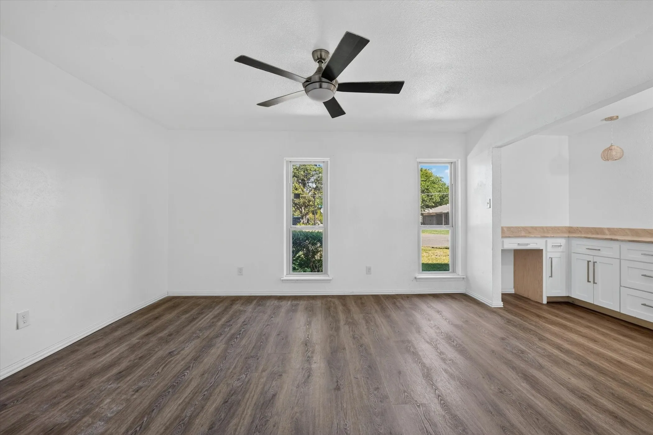 Single Family Residence For Sale in Tarrant County , 7209 Cleburne Road, Fort Worth, Texas 76133, 4 Bedroom, 2 Bathroom, 2 Garage spaces, 2,137 Sqft, built in 1979, mls#21343497, Real Estate Agent in Fort Worth, Homes For Sale in Tarrant county, Homes For Sale in Fort Worth, Realtor in Fort Worth Texas, Real Estate Brokerage Independent Realty Texas, Luminita Cordes Realtor