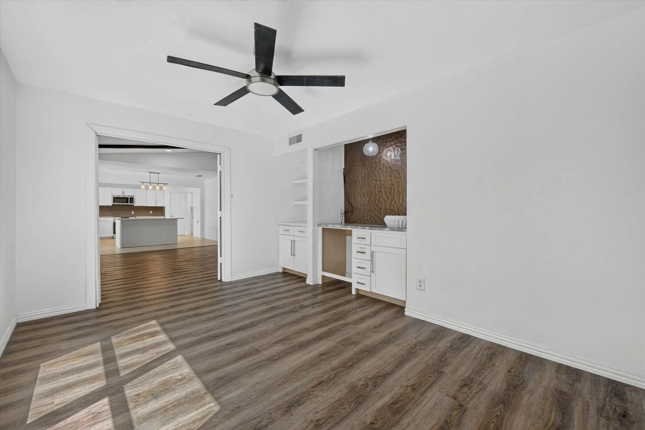 Single Family Residence For Sale in Tarrant County , 7209 Cleburne Road, Fort Worth, Texas 76133, 4 Bedroom, 2 Bathroom, 2 Garage spaces, 2,137 Sqft, built in 1979, mls#21343497, Real Estate Agent in Fort Worth, Homes For Sale in Tarrant county, Homes For Sale in Fort Worth, Realtor in Fort Worth Texas, Real Estate Brokerage Independent Realty Texas, Luminita Cordes Realtor