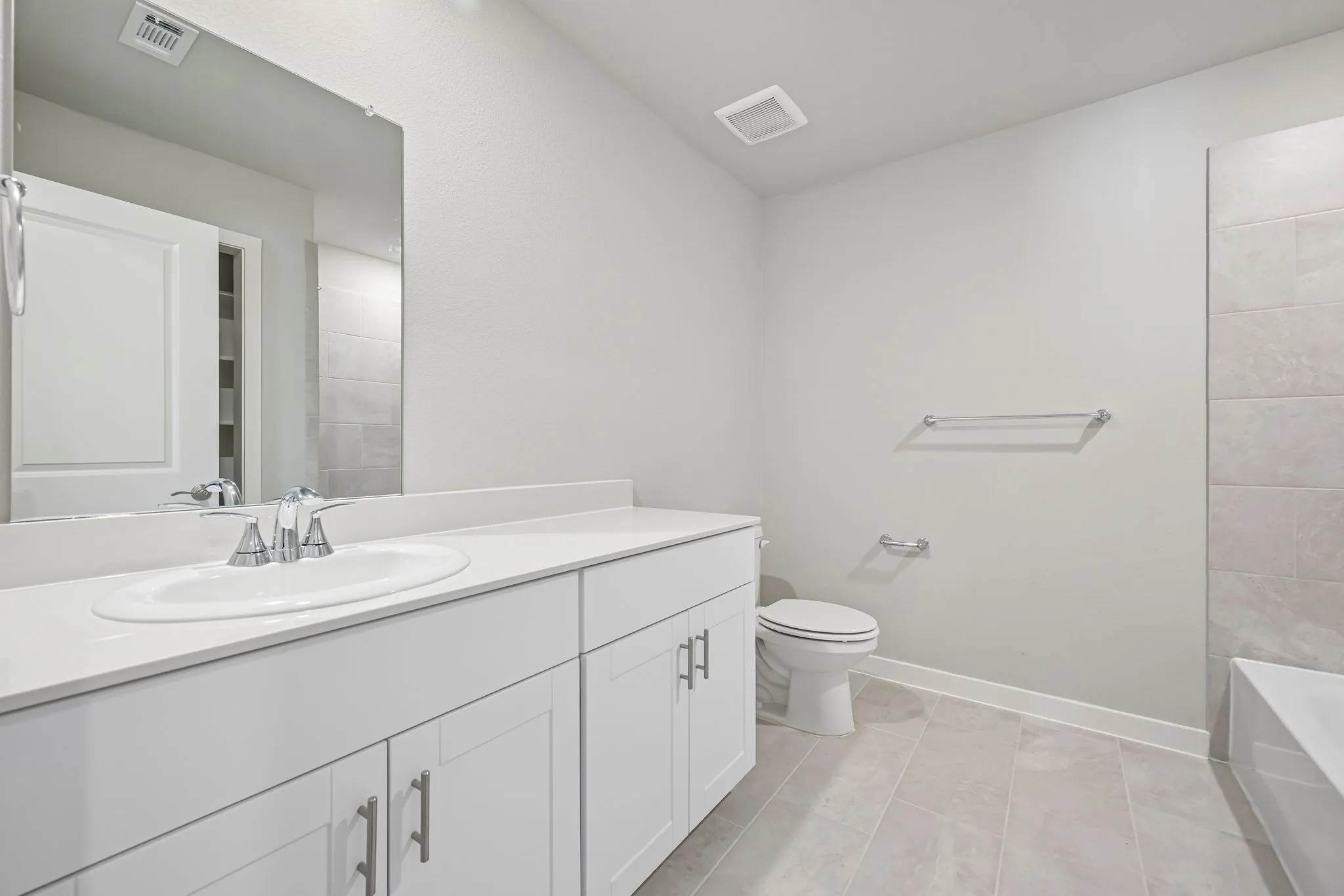 Photo is not of the actual home, but is an inspirational photo of builder’s model home and may depict options, furnishings, and/or decorator features that are not included.
