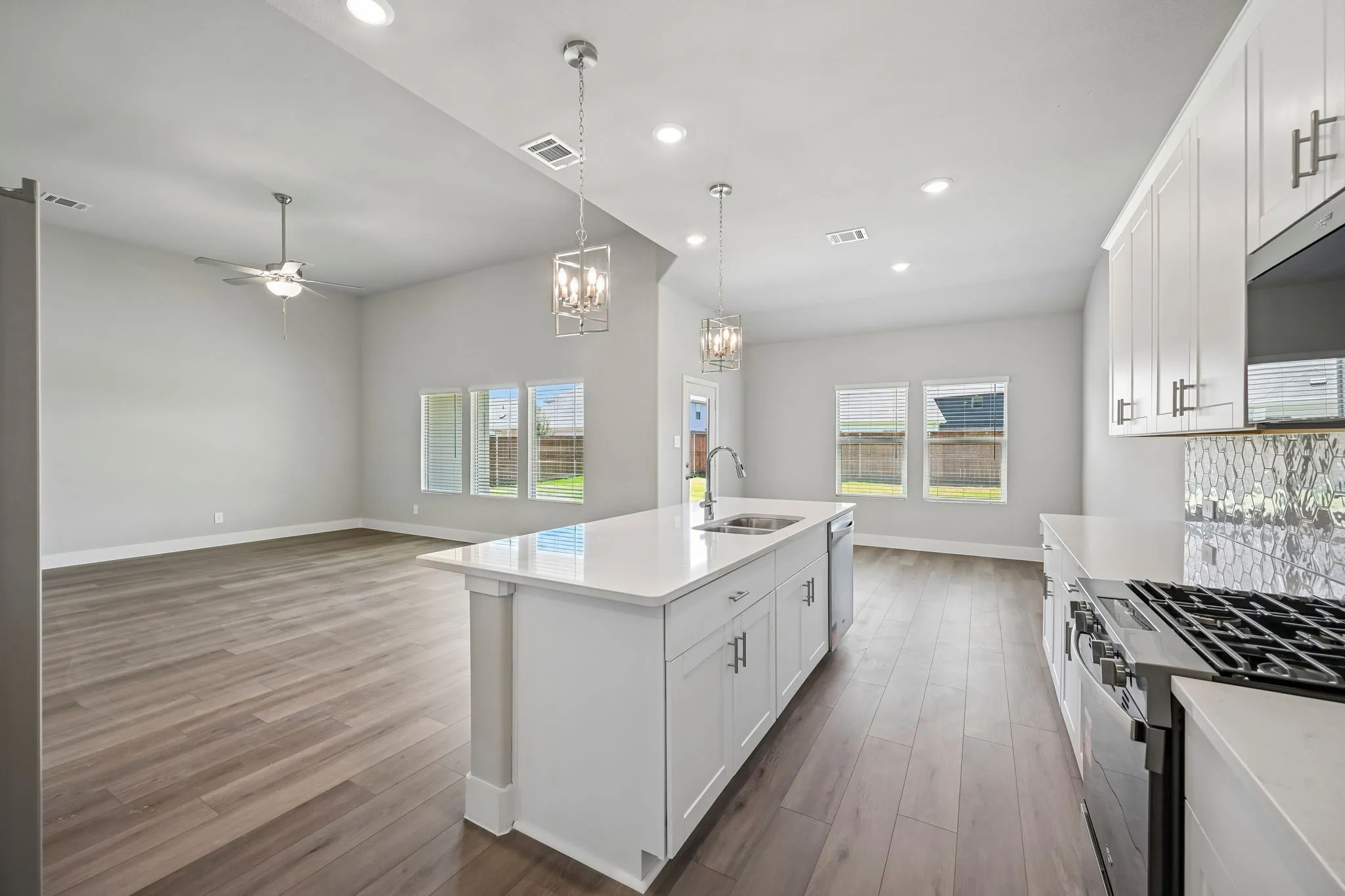  Photo is not of the actual home, but is an inspirational photo of builder’s model home and may depict options, furnishings, and/or decorator features that are not included.
