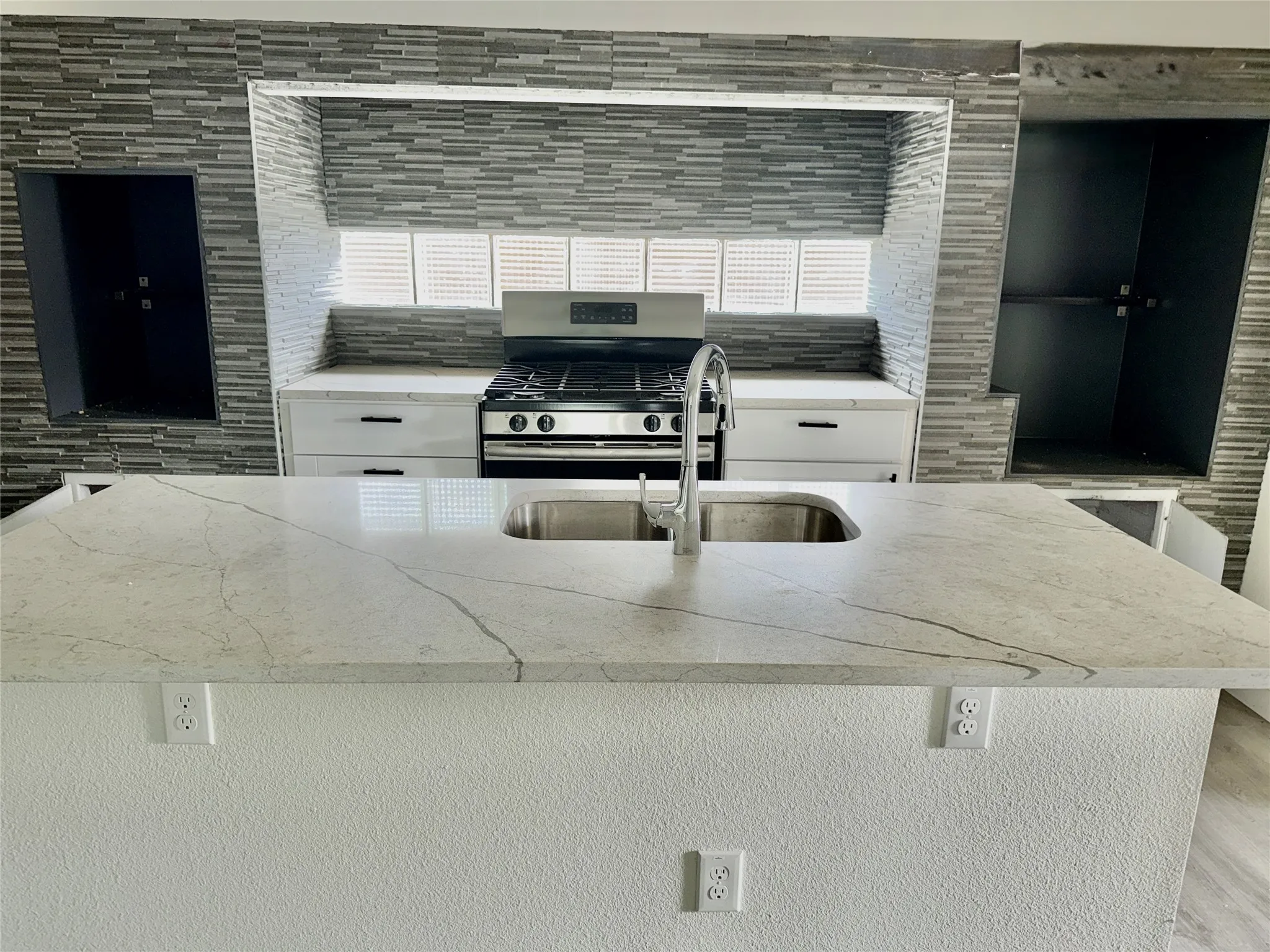 Gas range & granite countertop