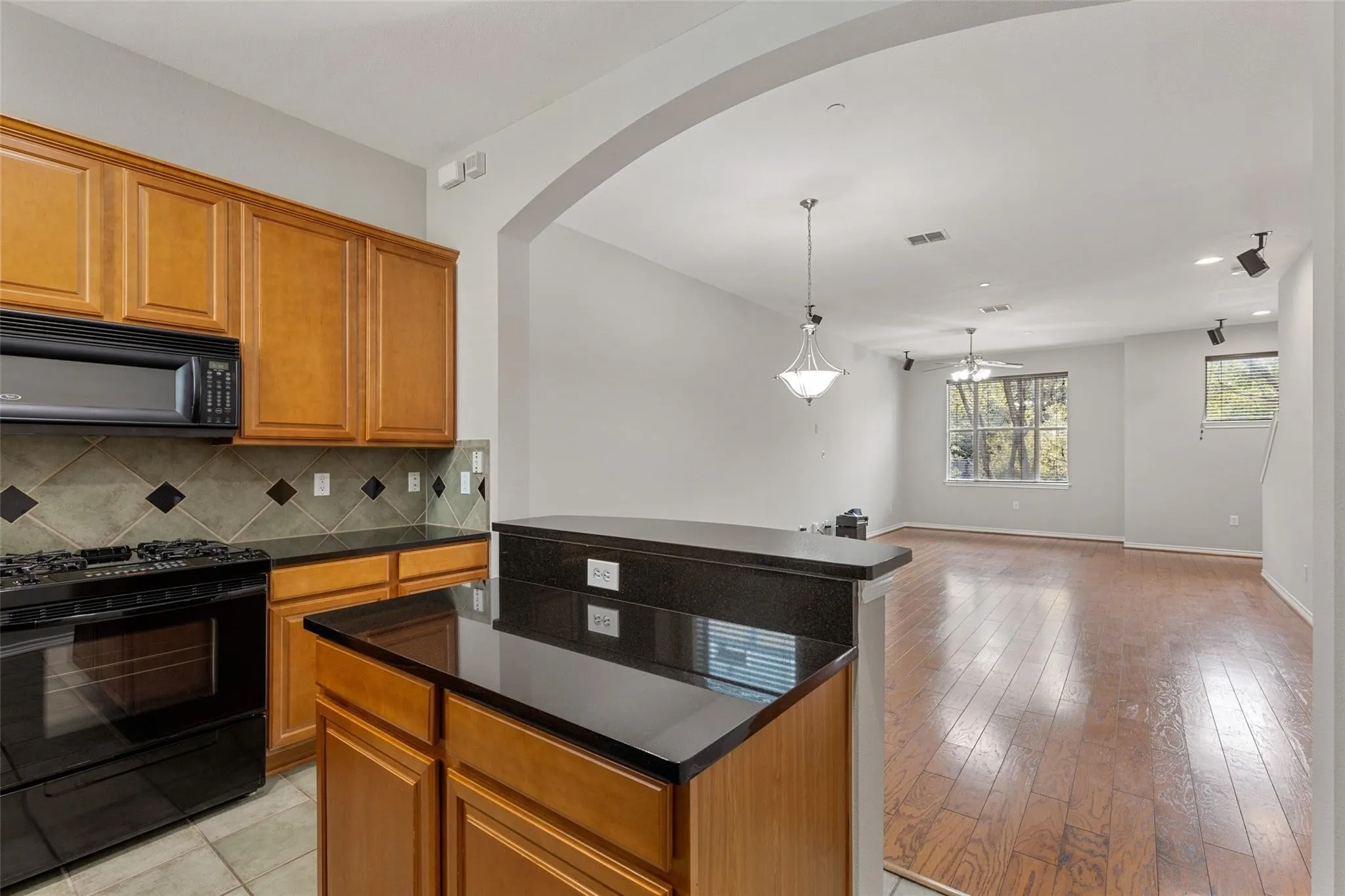 Townhouse For Rent in Dallas County , 4121 Mckinney Avenue 6, Dallas, Texas 75204, 2 Bedroom, 3 Bathroom, 2 Garage spaces, 1,880 Sqft, built in 2003, mls#21338148, Real Estate Agent in Dallas, Homes For Rent in Dallas county, Homes For Rent in Dallas, Realtor in Dallas Texas, Real Estate Brokerage Independent Realty Texas, Luminita Cordes Realtor