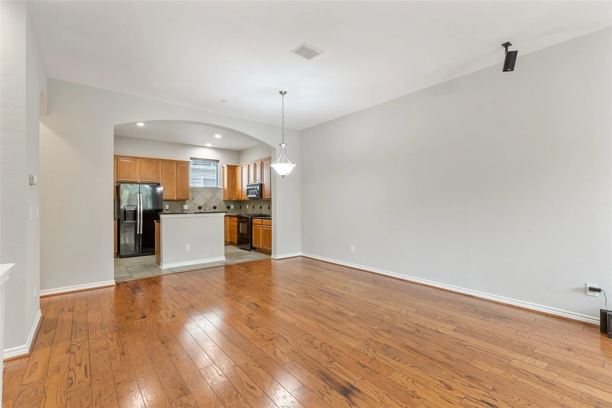 Townhouse For Rent in Dallas County , 4121 Mckinney Avenue 6, Dallas, Texas 75204, 2 Bedroom, 3 Bathroom, 2 Garage spaces, 1,880 Sqft, built in 2003, mls#21338148, Real Estate Agent in Dallas, Homes For Rent in Dallas county, Homes For Rent in Dallas, Realtor in Dallas Texas, Real Estate Brokerage Independent Realty Texas, Luminita Cordes Realtor
