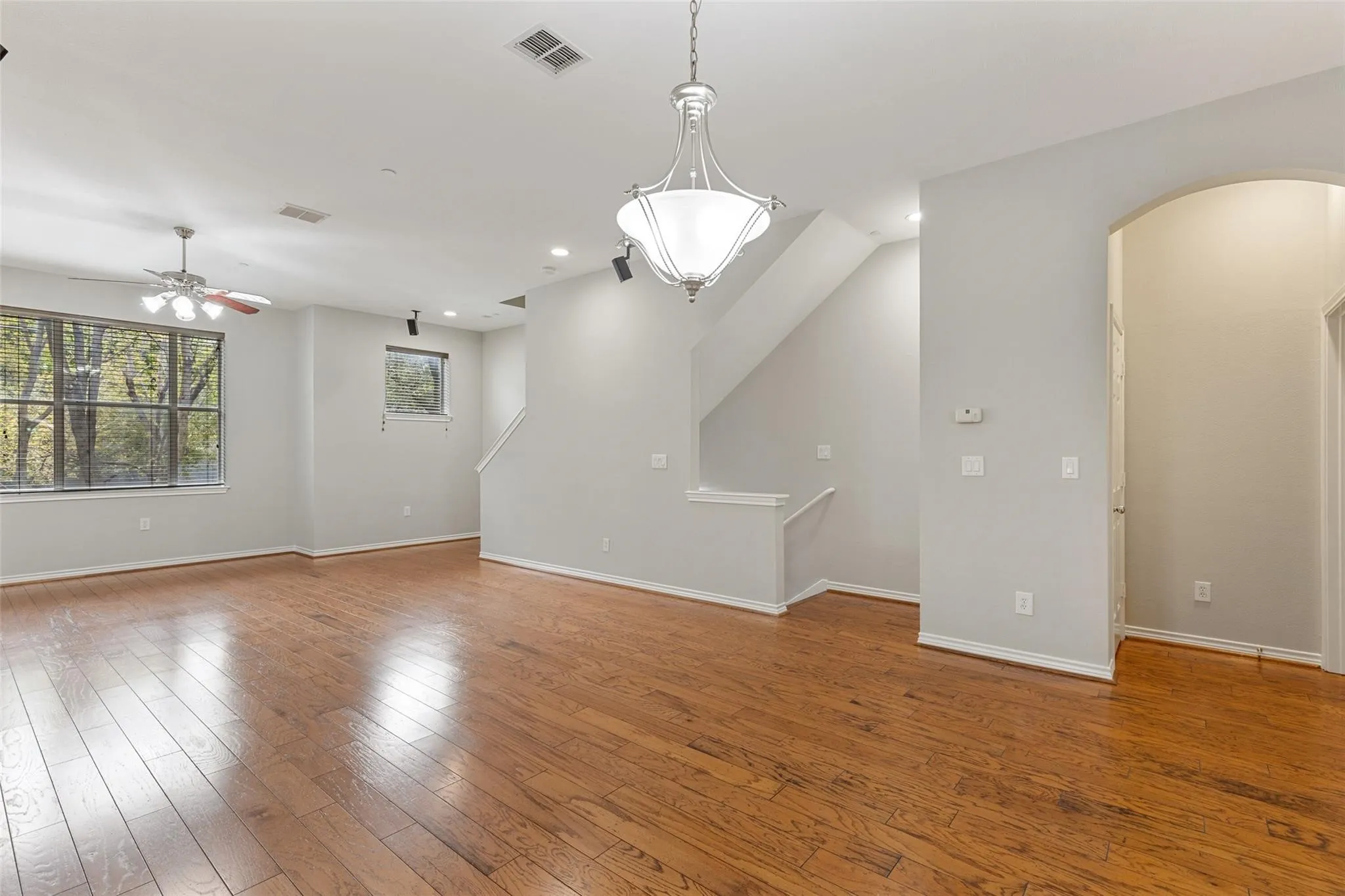 Townhouse For Rent in Dallas County , 4121 Mckinney Avenue 6, Dallas, Texas 75204, 2 Bedroom, 3 Bathroom, 2 Garage spaces, 1,880 Sqft, built in 2003, mls#21338148, Real Estate Agent in Dallas, Homes For Rent in Dallas county, Homes For Rent in Dallas, Realtor in Dallas Texas, Real Estate Brokerage Independent Realty Texas, Luminita Cordes Realtor