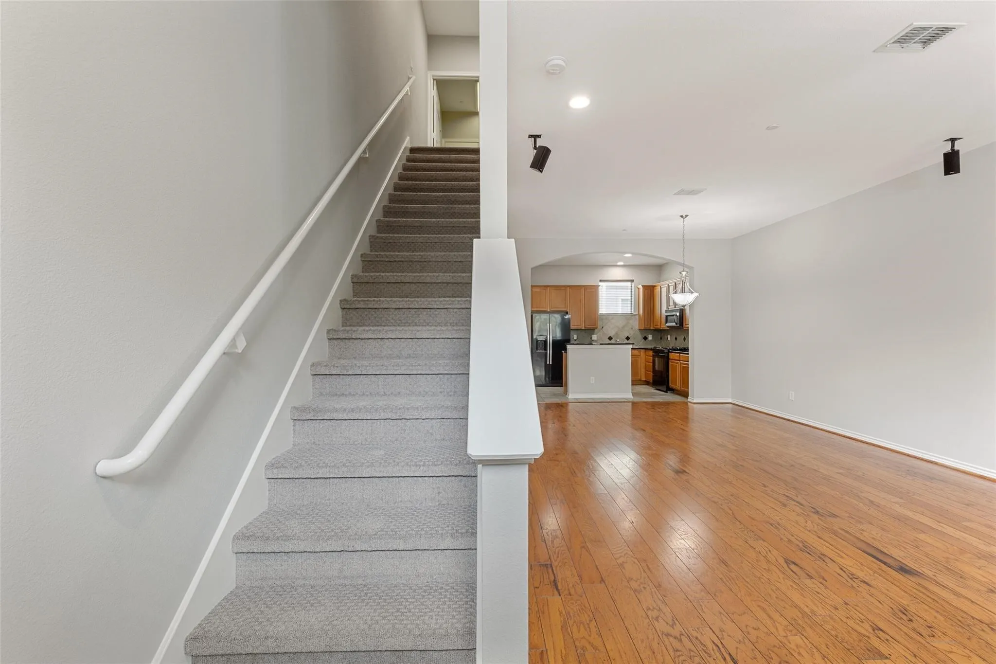 Townhouse For Rent in Dallas County , 4121 Mckinney Avenue 6, Dallas, Texas 75204, 2 Bedroom, 3 Bathroom, 2 Garage spaces, 1,880 Sqft, built in 2003, mls#21338148, Real Estate Agent in Dallas, Homes For Rent in Dallas county, Homes For Rent in Dallas, Realtor in Dallas Texas, Real Estate Brokerage Independent Realty Texas, Luminita Cordes Realtor