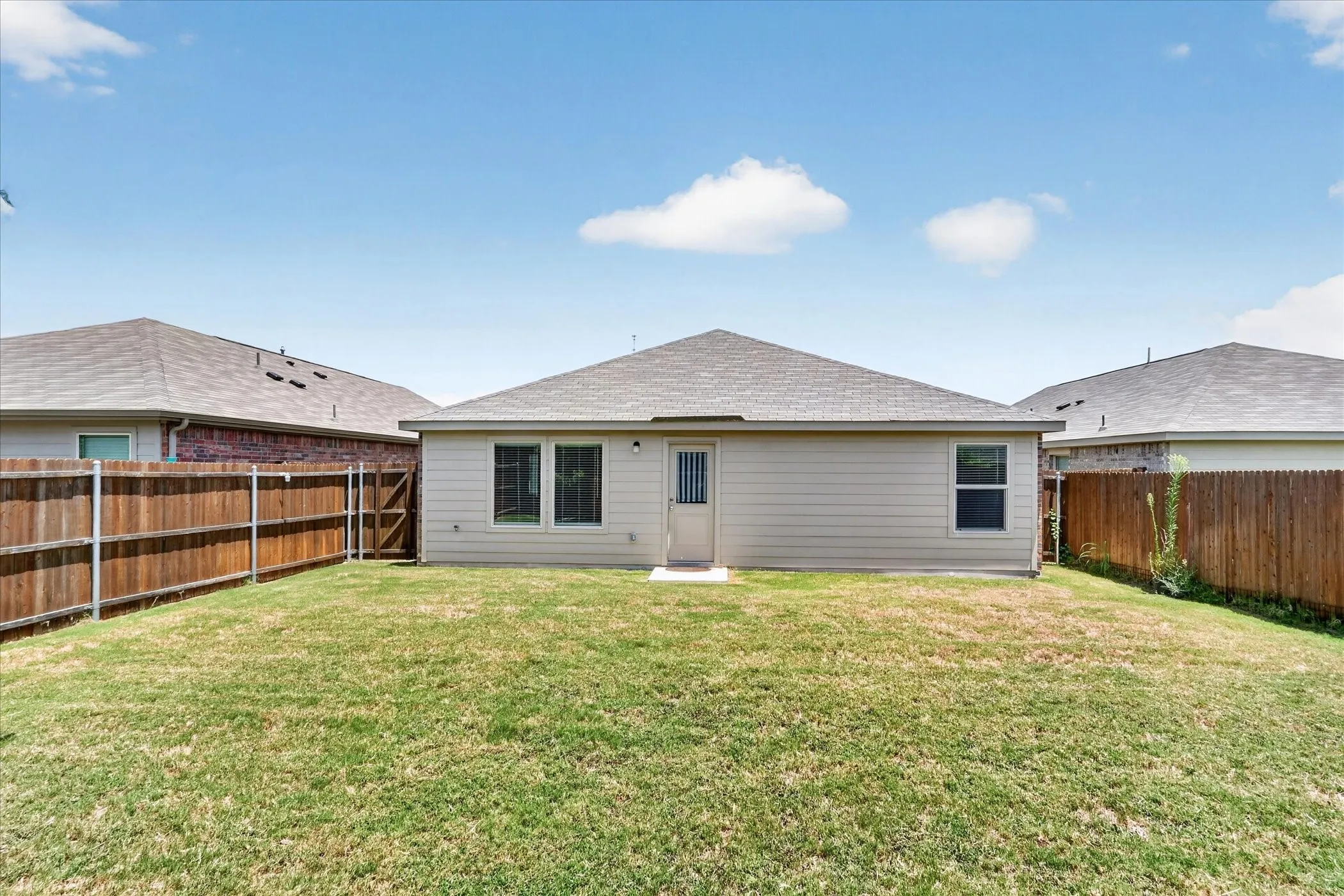 Single Family Residence For Rent in Ellis County , 2003 Ava Drive, Ennis, Texas 75119, 3 Bedroom, 2 Bathroom, 2 Garage spaces, 1,500 Sqft, built in 2023, mls#21343347, Real Estate Agent in Ennis, Homes For Rent in Ellis county, Homes For Rent in Ennis, Realtor in Ennis Texas, Real Estate Brokerage Independent Realty Texas, Luminita Cordes Realtor