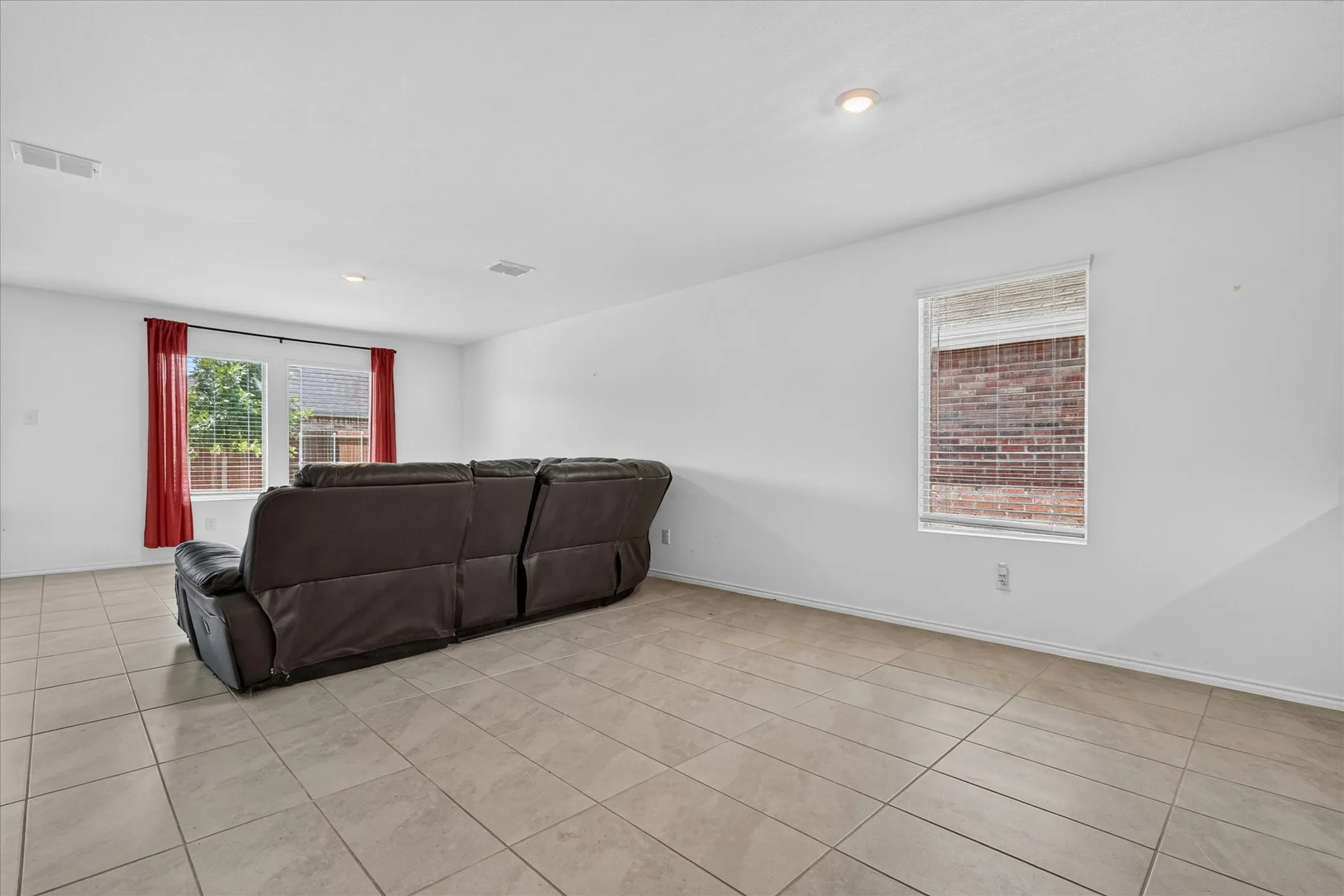 Single Family Residence For Rent in Ellis County , 2003 Ava Drive, Ennis, Texas 75119, 3 Bedroom, 2 Bathroom, 2 Garage spaces, 1,500 Sqft, built in 2023, mls#21343347, Real Estate Agent in Ennis, Homes For Rent in Ellis county, Homes For Rent in Ennis, Realtor in Ennis Texas, Real Estate Brokerage Independent Realty Texas, Luminita Cordes Realtor