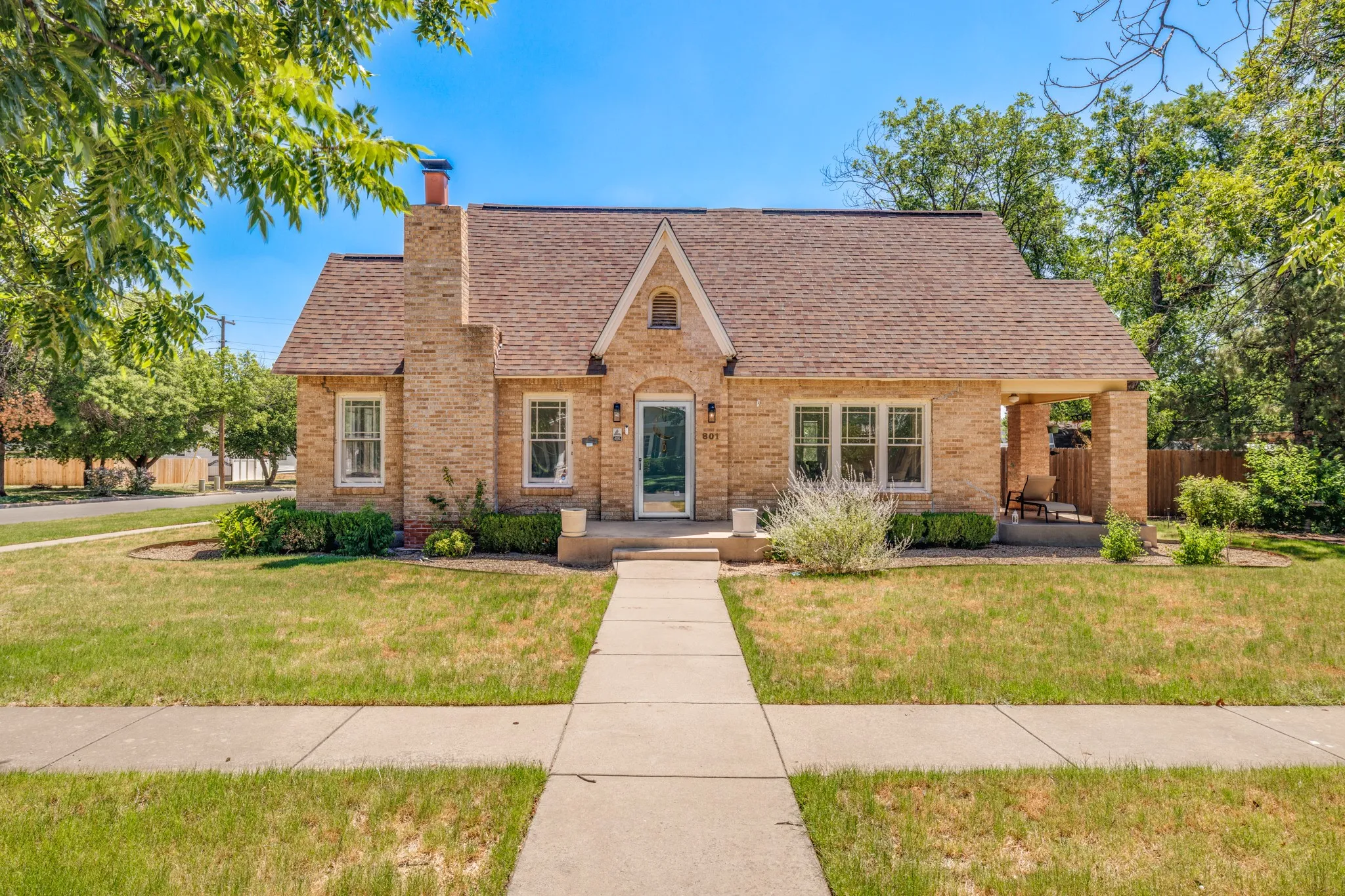 Single Family Residence For Sale in Taylor County , 801 Amarillo Street, Abilene, Texas 79602, 4 Bedroom, 3 Bathroom, 2 Garage spaces, 2,938 Sqft, built in 1929, mls#21316847, Real Estate Agent in Abilene, Homes For Sale in Taylor county, Homes For Sale in Abilene, Realtor in Abilene Texas, Real Estate Brokerage Independent Realty Texas, Luminita Cordes Realtor