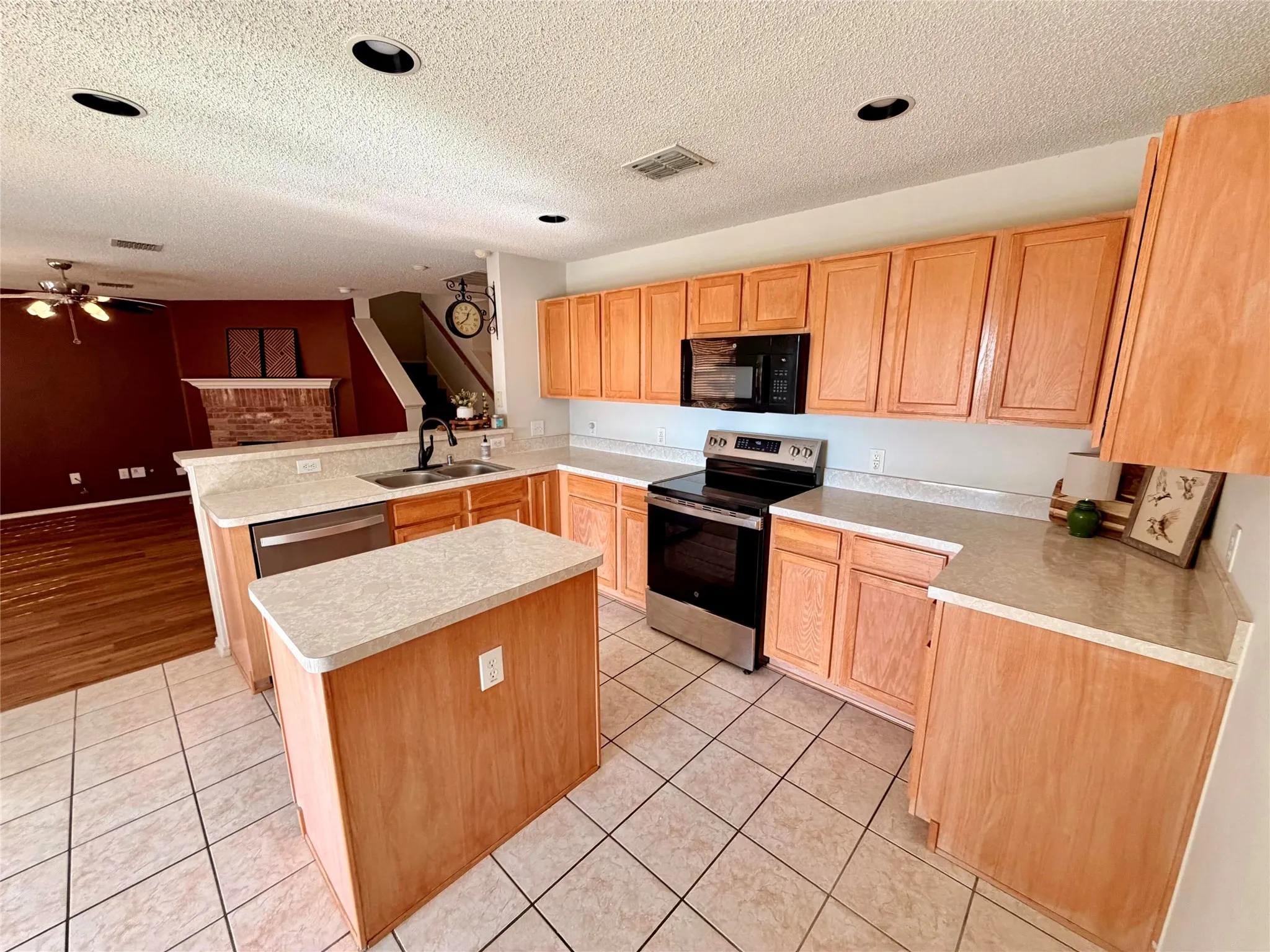 Single Family Residence For Sale in Denton County , 1313 Dakota Trail, Krum, Texas 76249, 3 Bedrooms, 3 Bathrooms, 2 Garage spaces, 2,207 Sqft, built in 2003, Price $330,000, mls#21343569, Real Estate Agent in Krum, Homes For Sale in Denton county, Homes For Sale in Krum, Realtor in Krum Texas, Real Estate Brokerage Independent Realty Texas, Luminita Cordes Realtor