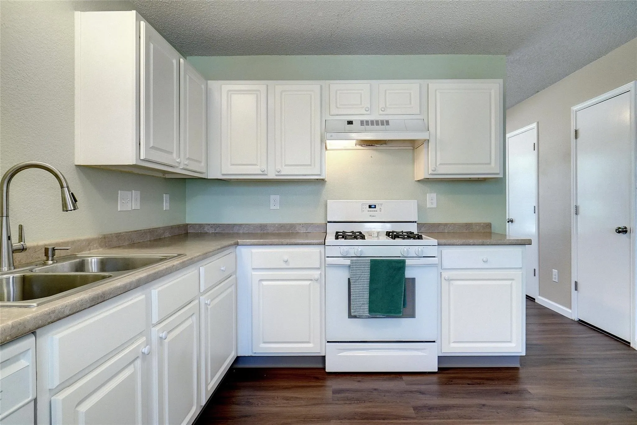 Single Family Residence For Rent in Denton County , 1703 Creekpoint Drive, Lewisville, Texas 75067, 3 Bedrooms, 3 Bathrooms, 2 Garage spaces, 1,466 Sqft, built in 1994, Price $2,400, mls#21332696, Real Estate Agent in Lewisville, Homes For Rent in Denton county, Homes For Rent in Lewisville, Realtor in Lewisville Texas, Real Estate Brokerage Independent Realty Texas, Luminita Cordes Realtor