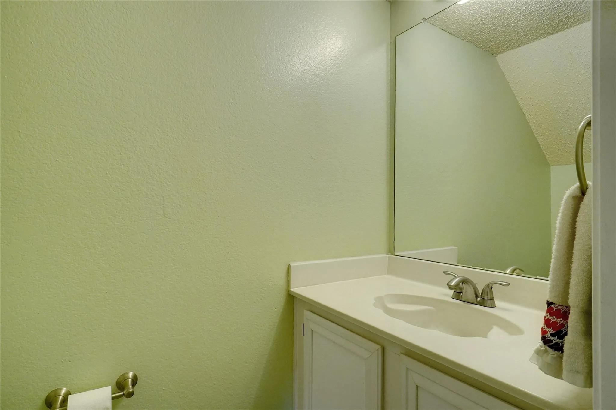 Single Family Residence For Rent in Denton County , 1703 Creekpoint Drive, Lewisville, Texas 75067, 3 Bedrooms, 3 Bathrooms, 2 Garage spaces, 1,466 Sqft, built in 1994, Price $2,400, mls#21332696, Real Estate Agent in Lewisville, Homes For Rent in Denton county, Homes For Rent in Lewisville, Realtor in Lewisville Texas, Real Estate Brokerage Independent Realty Texas, Luminita Cordes Realtor
