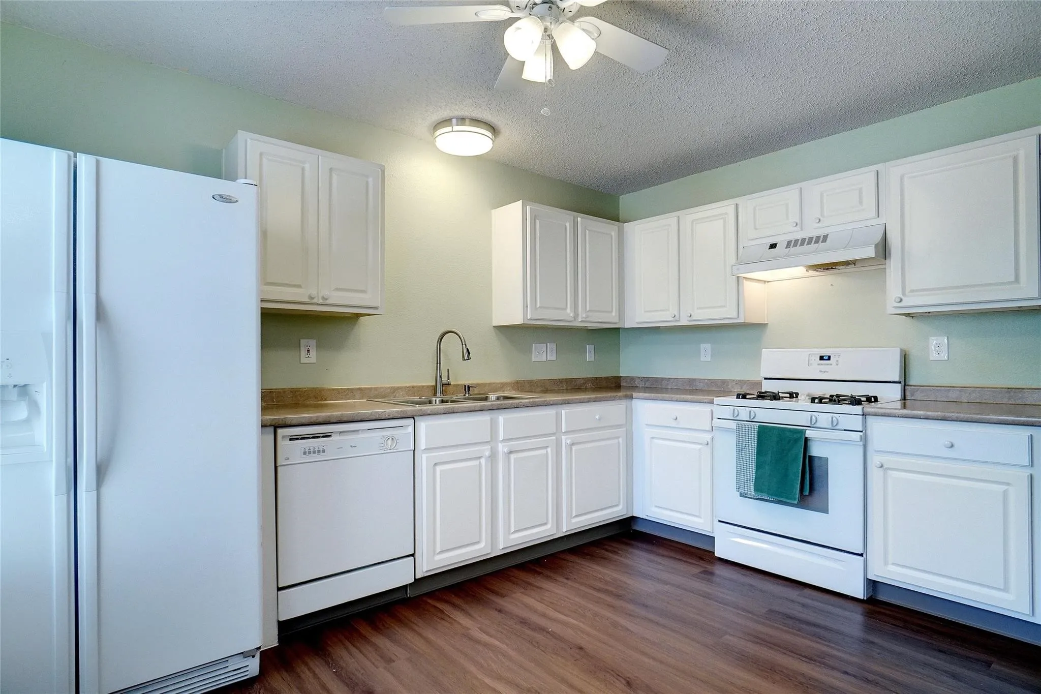 Single Family Residence For Rent in Denton County , 1703 Creekpoint Drive, Lewisville, Texas 75067, 3 Bedrooms, 3 Bathrooms, 2 Garage spaces, 1,466 Sqft, built in 1994, Price $2,400, mls#21332696, Real Estate Agent in Lewisville, Homes For Rent in Denton county, Homes For Rent in Lewisville, Realtor in Lewisville Texas, Real Estate Brokerage Independent Realty Texas, Luminita Cordes Realtor