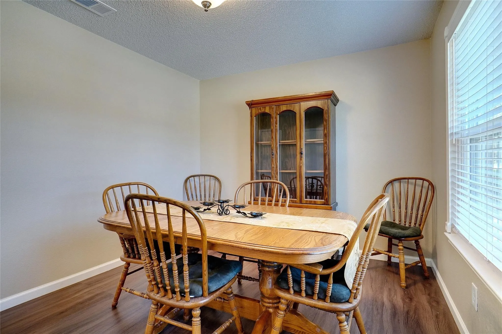Single Family Residence For Rent in Denton County , 1703 Creekpoint Drive, Lewisville, Texas 75067, 3 Bedrooms, 3 Bathrooms, 2 Garage spaces, 1,466 Sqft, built in 1994, Price $2,400, mls#21332696, Real Estate Agent in Lewisville, Homes For Rent in Denton county, Homes For Rent in Lewisville, Realtor in Lewisville Texas, Real Estate Brokerage Independent Realty Texas, Luminita Cordes Realtor