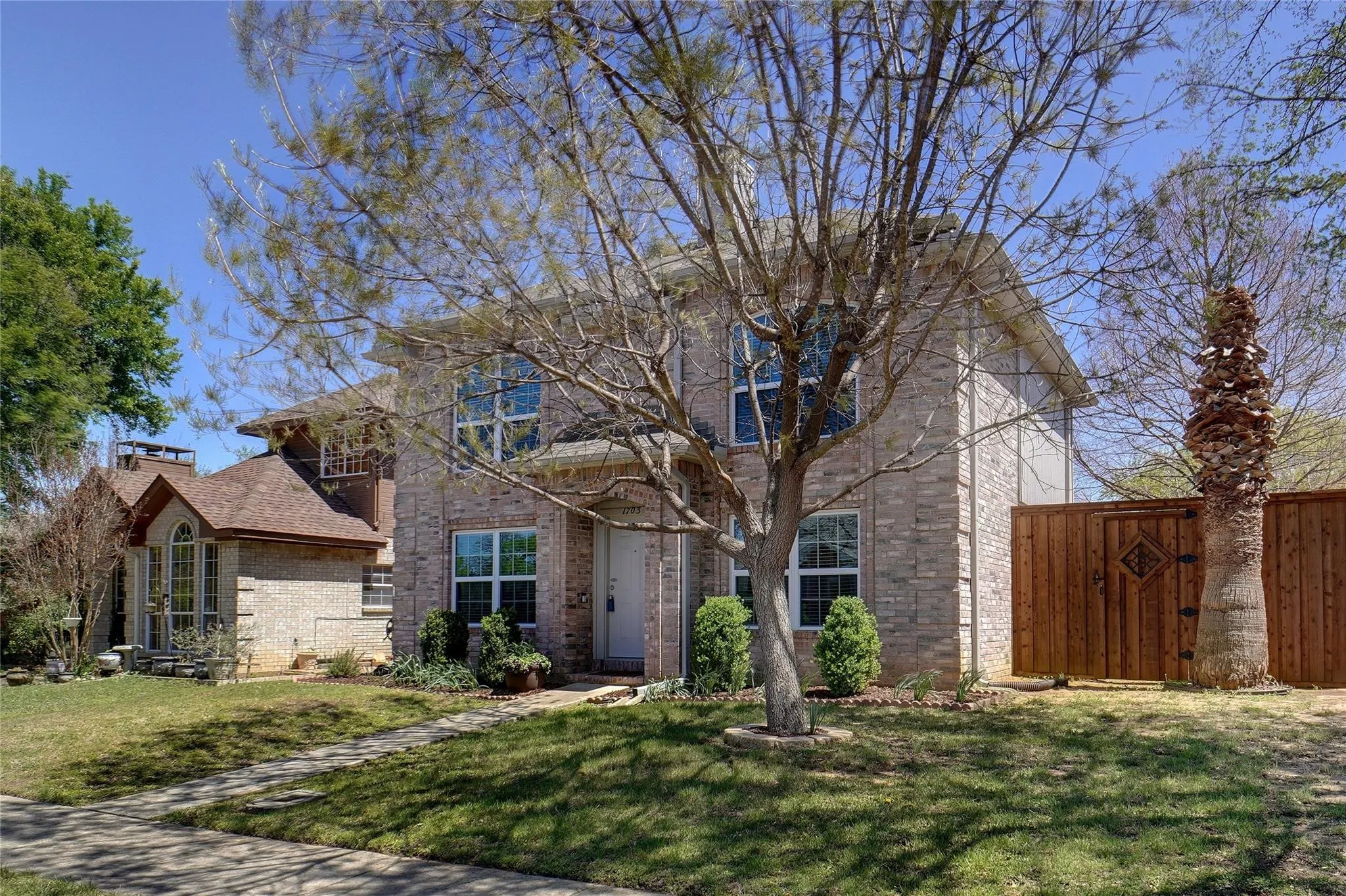 Single Family Residence For Rent in Denton County , 1703 Creekpoint Drive, Lewisville, Texas 75067, 3 Bedrooms, 3 Bathrooms, 2 Garage spaces, 1,466 Sqft, built in 1994, Price $2,400, mls#21332696, Real Estate Agent in Lewisville, Homes For Rent in Denton county, Homes For Rent in Lewisville, Realtor in Lewisville Texas, Real Estate Brokerage Independent Realty Texas, Luminita Cordes Realtor