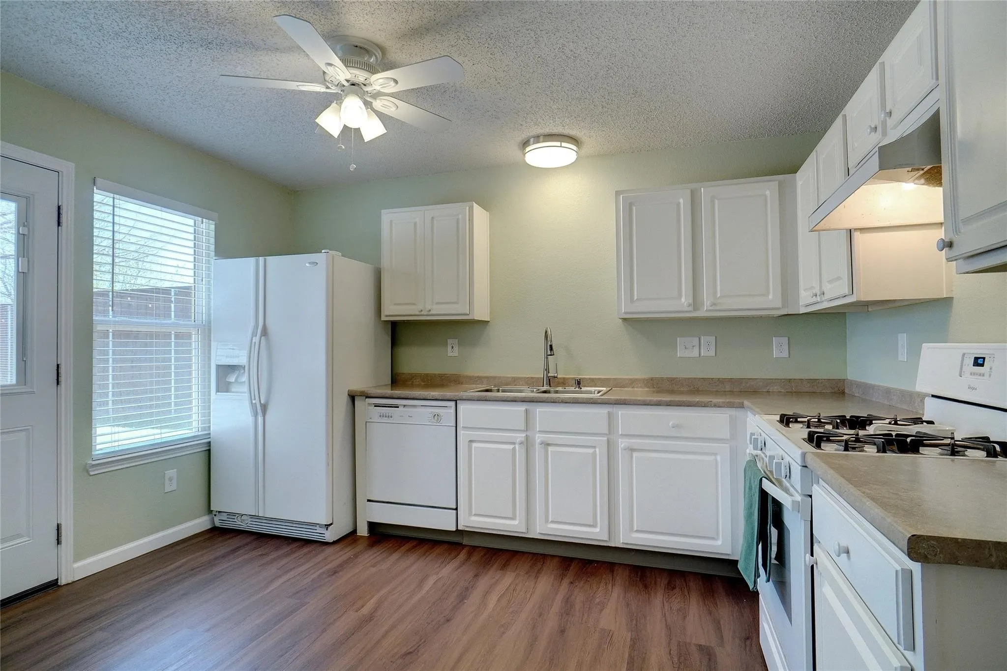 Single Family Residence For Rent in Denton County , 1703 Creekpoint Drive, Lewisville, Texas 75067, 3 Bedrooms, 3 Bathrooms, 2 Garage spaces, 1,466 Sqft, built in 1994, Price $2,400, mls#21332696, Real Estate Agent in Lewisville, Homes For Rent in Denton county, Homes For Rent in Lewisville, Realtor in Lewisville Texas, Real Estate Brokerage Independent Realty Texas, Luminita Cordes Realtor