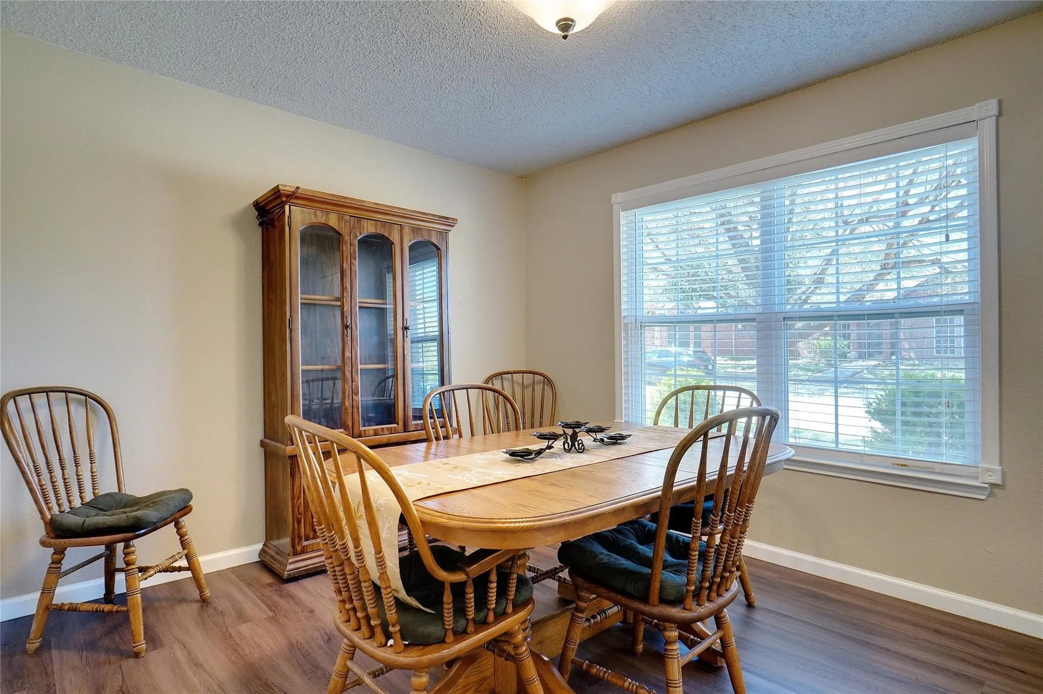 Single Family Residence For Rent in Denton County , 1703 Creekpoint Drive, Lewisville, Texas 75067, 3 Bedrooms, 3 Bathrooms, 2 Garage spaces, 1,466 Sqft, built in 1994, Price $2,400, mls#21332696, Real Estate Agent in Lewisville, Homes For Rent in Denton county, Homes For Rent in Lewisville, Realtor in Lewisville Texas, Real Estate Brokerage Independent Realty Texas, Luminita Cordes Realtor