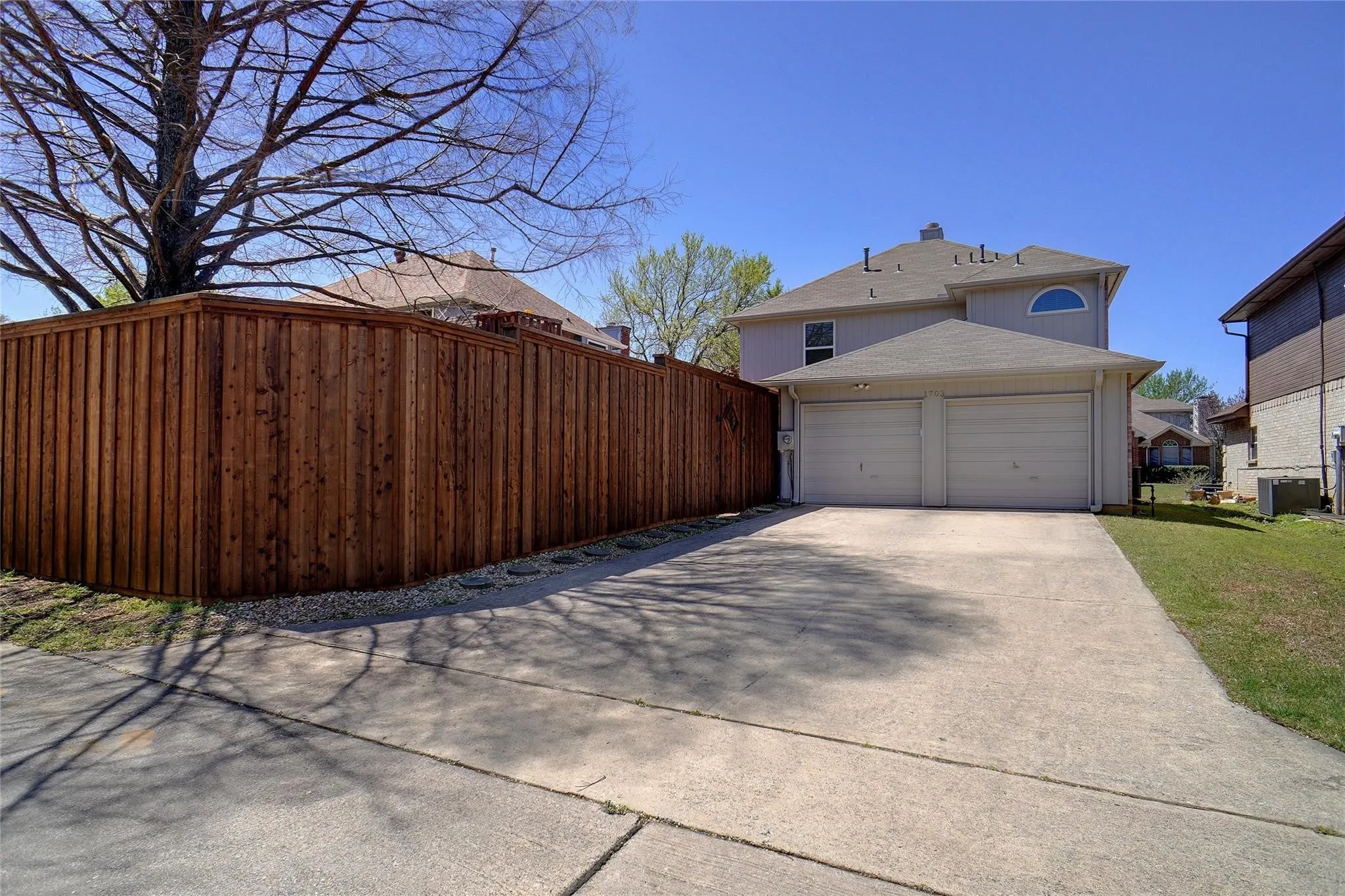 Single Family Residence For Rent in Denton County , 1703 Creekpoint Drive, Lewisville, Texas 75067, 3 Bedrooms, 3 Bathrooms, 2 Garage spaces, 1,466 Sqft, built in 1994, Price $2,400, mls#21332696, Real Estate Agent in Lewisville, Homes For Rent in Denton county, Homes For Rent in Lewisville, Realtor in Lewisville Texas, Real Estate Brokerage Independent Realty Texas, Luminita Cordes Realtor