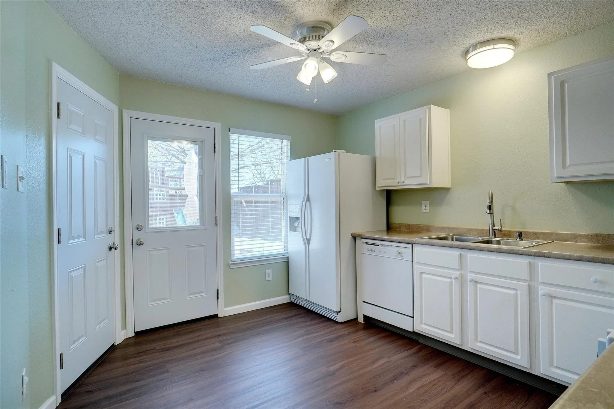 Single Family Residence For Rent in Denton County , 1703 Creekpoint Drive, Lewisville, Texas 75067, 3 Bedrooms, 3 Bathrooms, 2 Garage spaces, 1,466 Sqft, built in 1994, Price $2,400, mls#21332696, Real Estate Agent in Lewisville, Homes For Rent in Denton county, Homes For Rent in Lewisville, Realtor in Lewisville Texas, Real Estate Brokerage Independent Realty Texas, Luminita Cordes Realtor